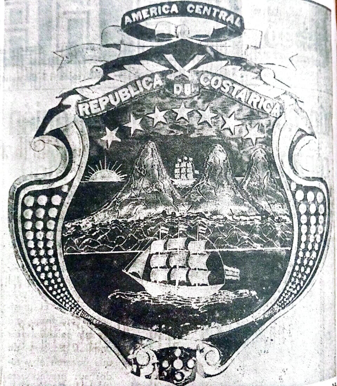 Escudo de Costa Rica repujado en cobre y montado en acrílica elaborado por el chileno Luis Miranda Ugarte.