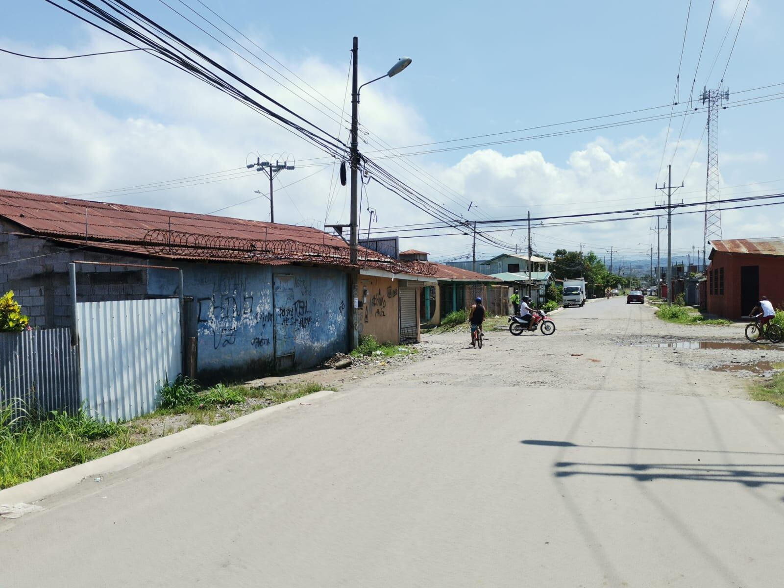 En esta vía pública entre barrio El Progreso y la ciudadela Manuel Mora, Barranca el OIJ realizó una reinspección del sitio donde en la madrugada mataron al nicaragüense Jacson Aguilera, de 41 años. Foto: Andreś Garita.
