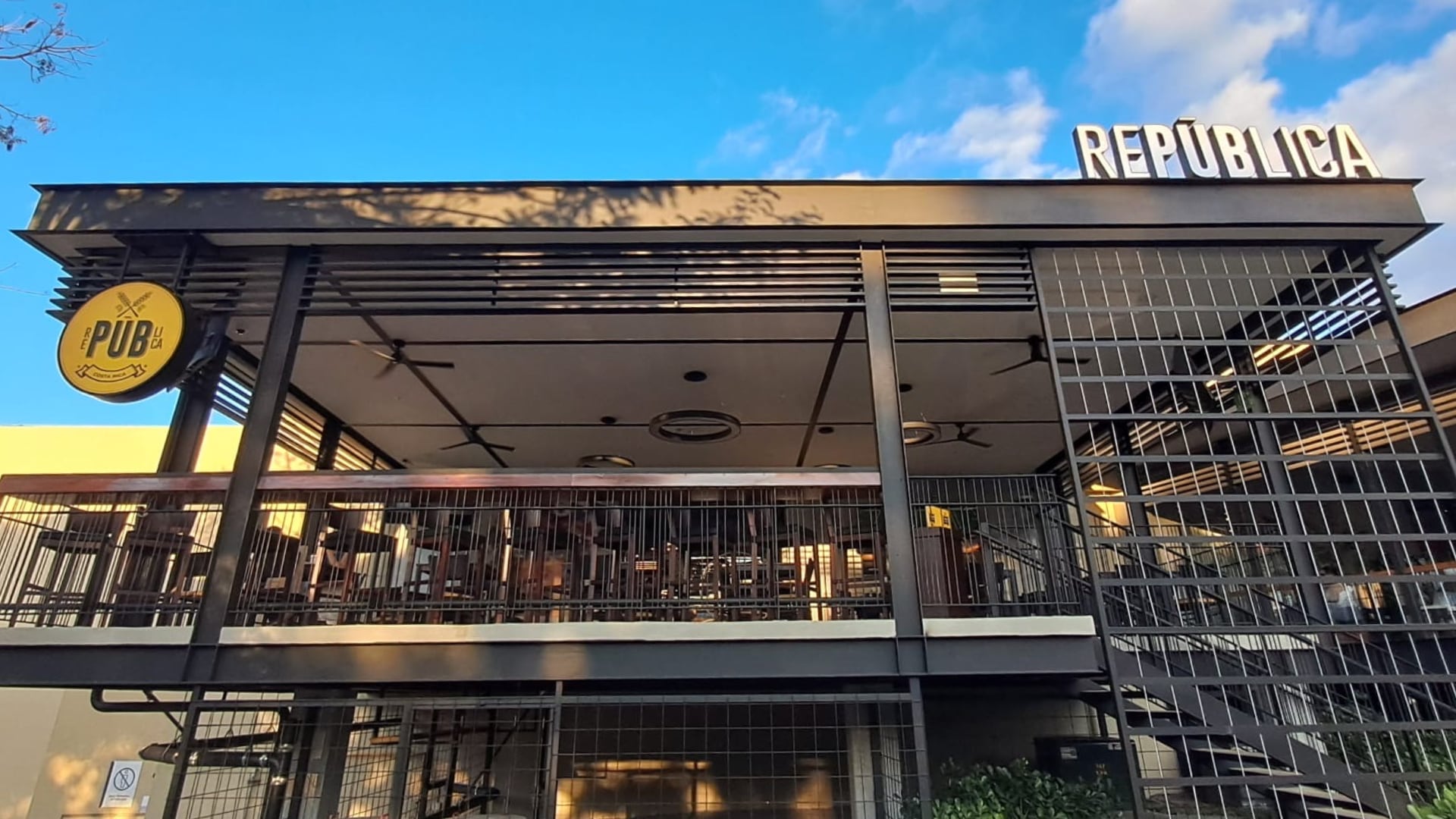 REPÚBLICA amplió su operación con una nueva sede en Multiplaza Escazú y sumó 15 empleos al sector gastronómico