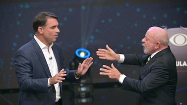 Lula y Flávio Bolsonaro se insultan en el tenso primer debate electoral en Brasil (video)