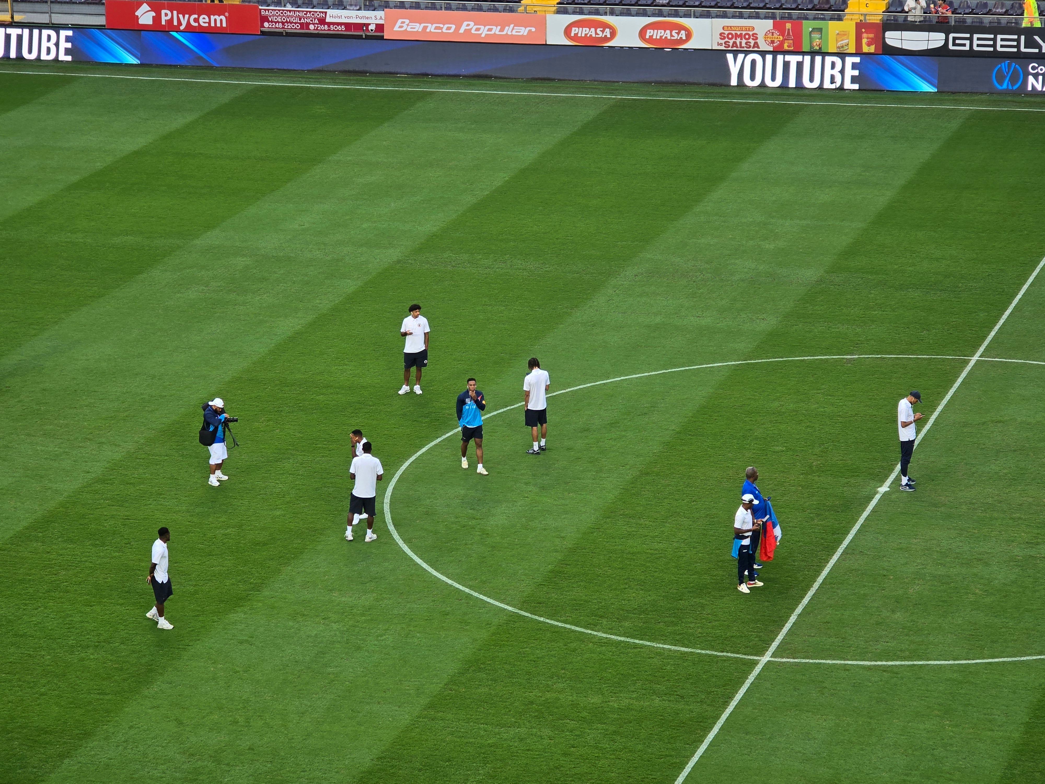 La Selección de Haití inspecciona la gramilla del Estadio Ricardo Saprissa.