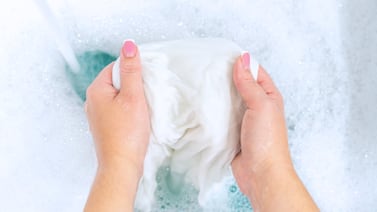 Los trucos caseros que muchos desconocen para dejar la ropa blanca como nueva