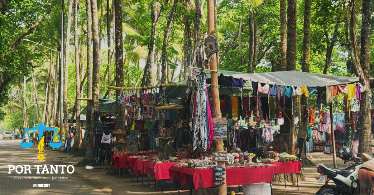 En la imagen, el mercado de artesanías denunciado por los vecinos, donde, según argumentan, se fomenta la venta de droga, se da proxenetismo, y además se bloquea el acceso a la playa