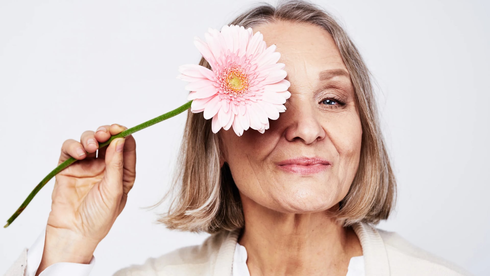 La menopausia puede extenderse durante décadas de la vida de una mujer, por lo que atender los cambios hormonales también es una forma de cuidar su bienestar a largo plazo.