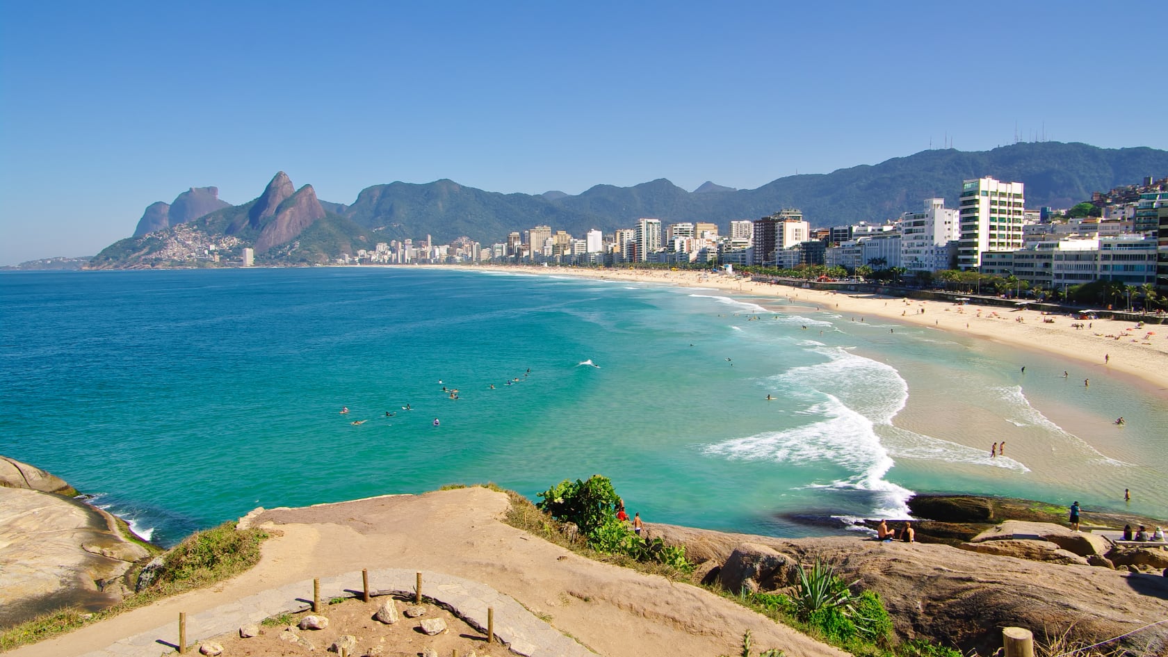 Ipanema, Brasil una playa que destaca por dar la oportunidad a los turistas de surfear, jugar voleibol o simplemente relajarse y observar a la gente