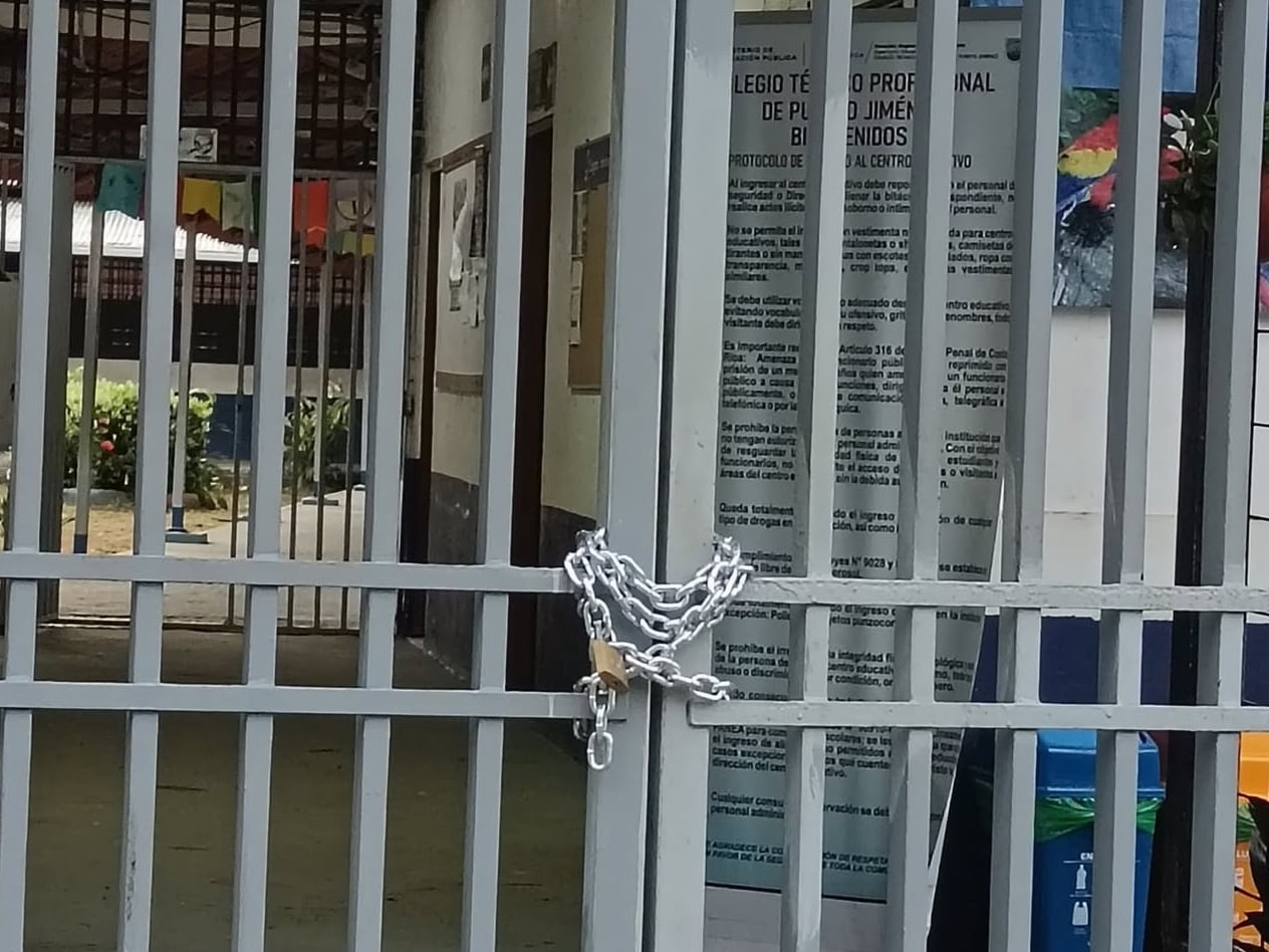 Estudiantes y padres de familia del CTP de Puerto Jiménez protestan por deterioro de instalaciones; clases suspendidas
