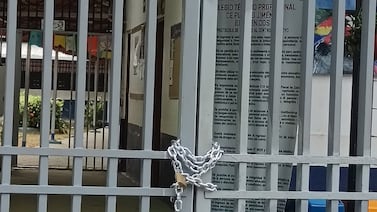 Estudiantes y padres de familia del CTP de Puerto Jiménez protestan por deterioro de instalaciones; clases suspendidas