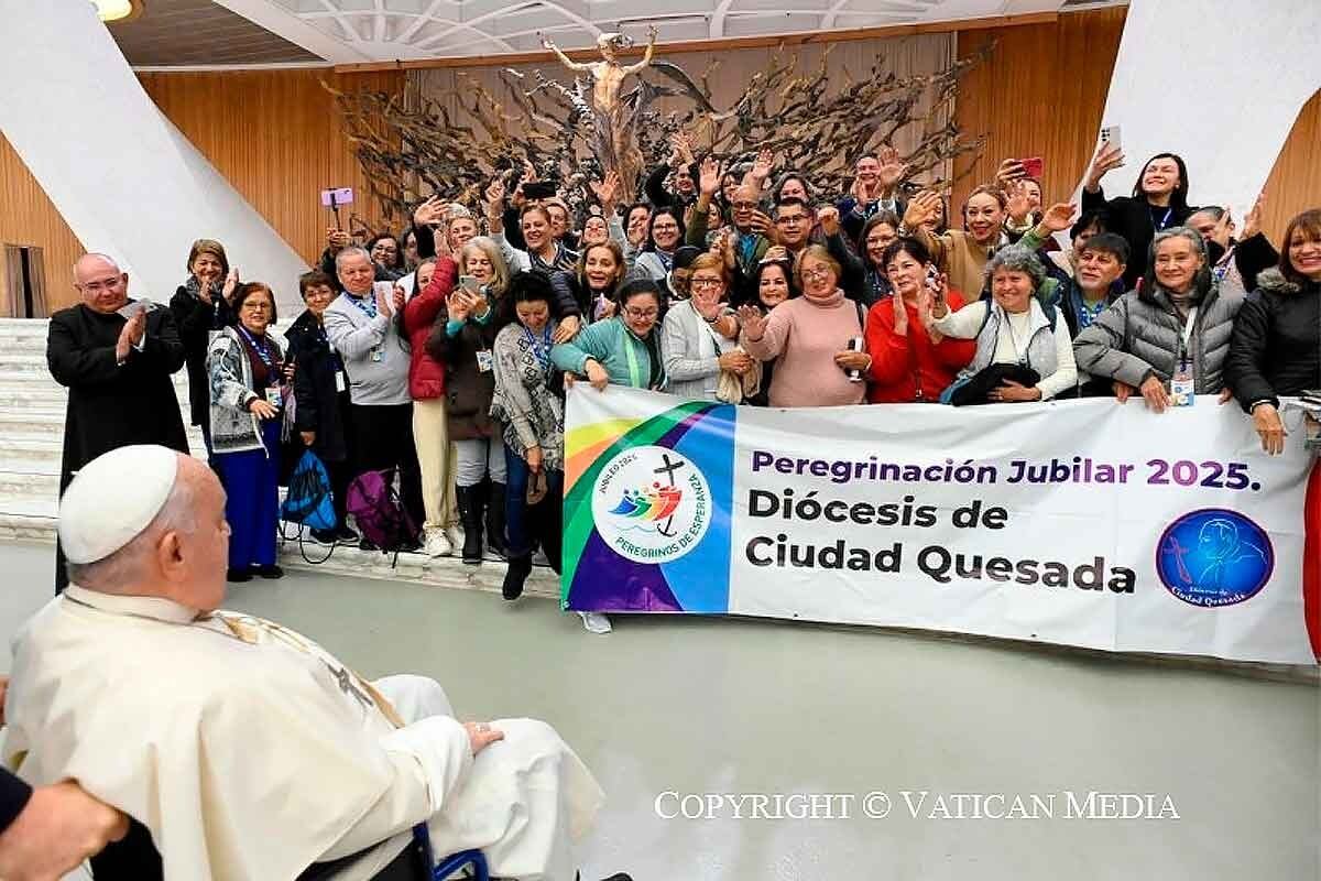Un grupo de peregrinos de la Diócesis de Ciudad Quesada frente al papa Francisco.