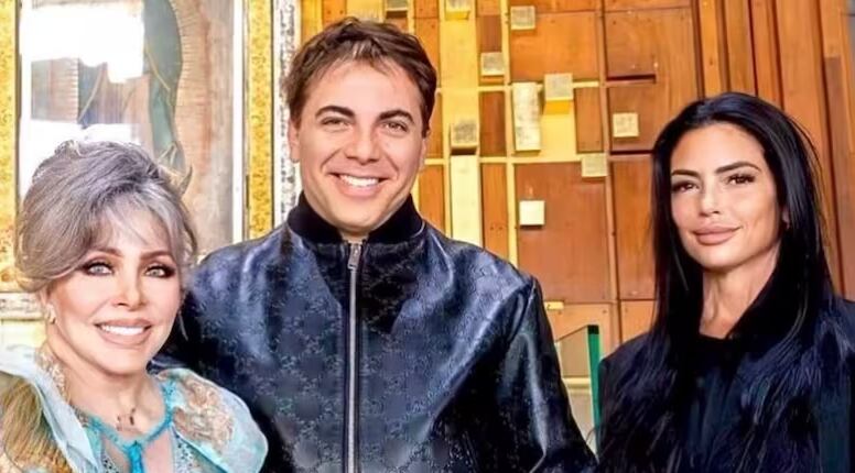 Cristian Castro junto a Verónica Castro, quien mandó hacer los anillos de compromiso.