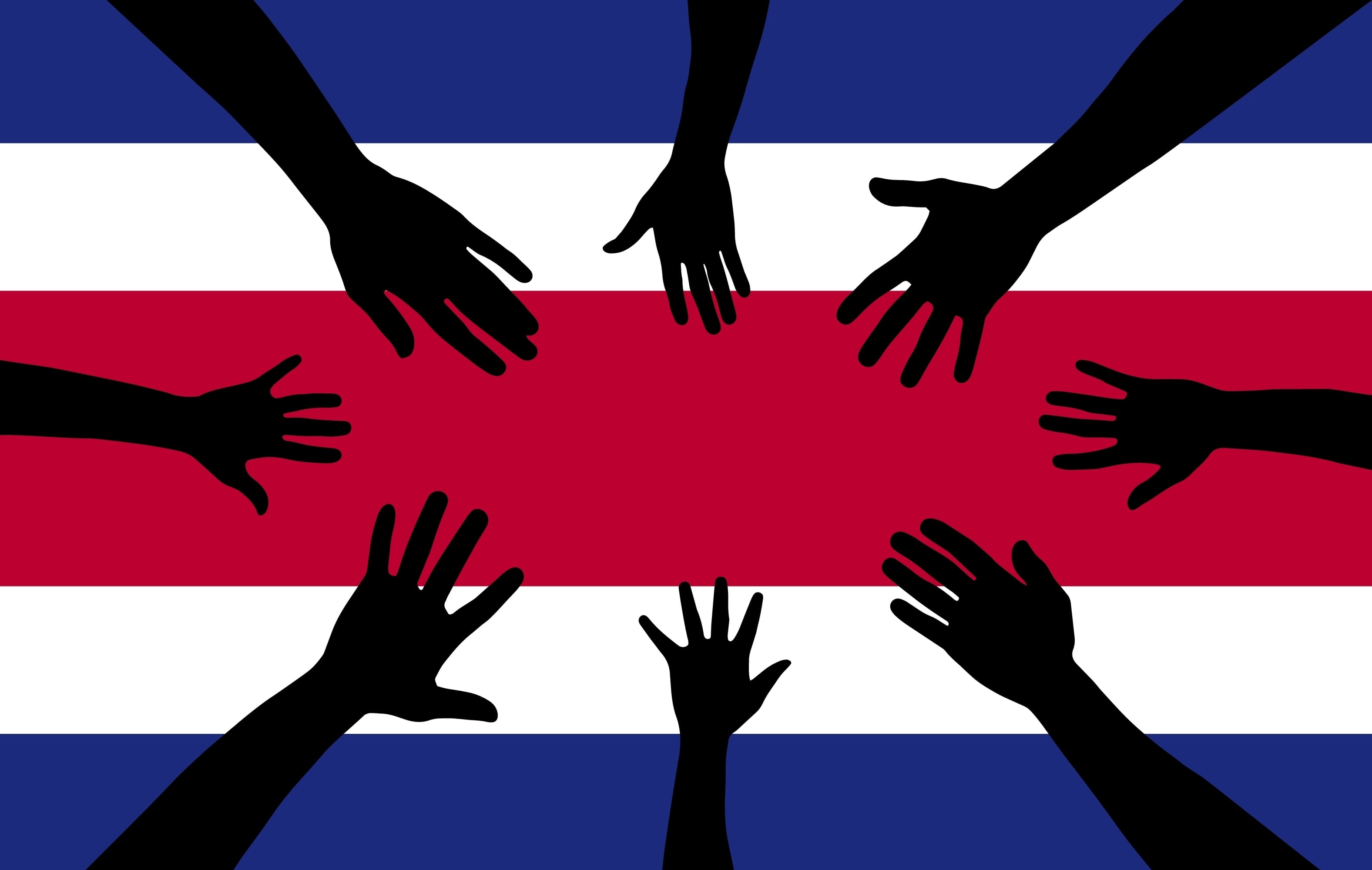 Varias manos sobre la bandera de Costa Rica se extienden para encontrarse