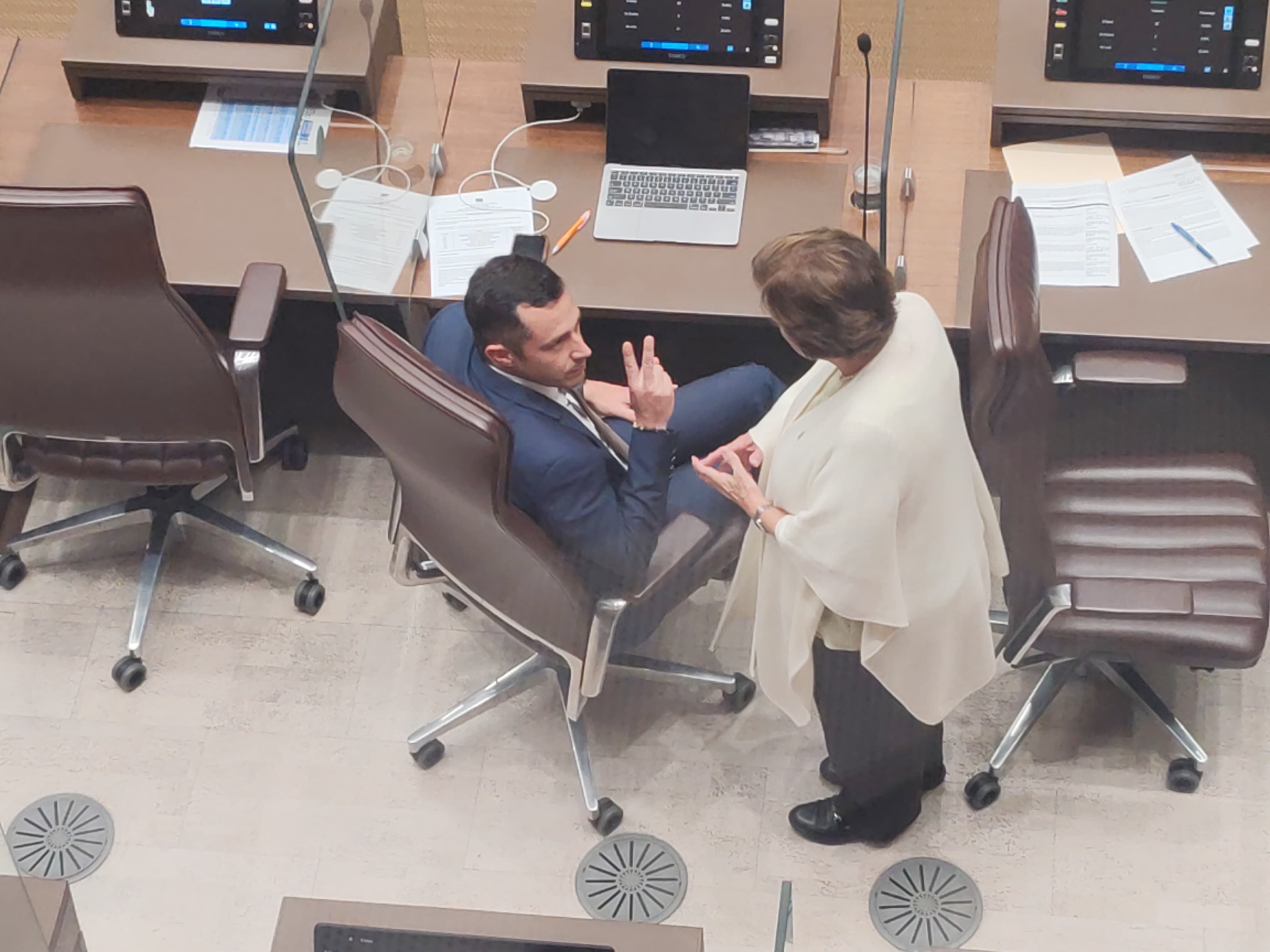 Pilar conversa con Manuel Morales