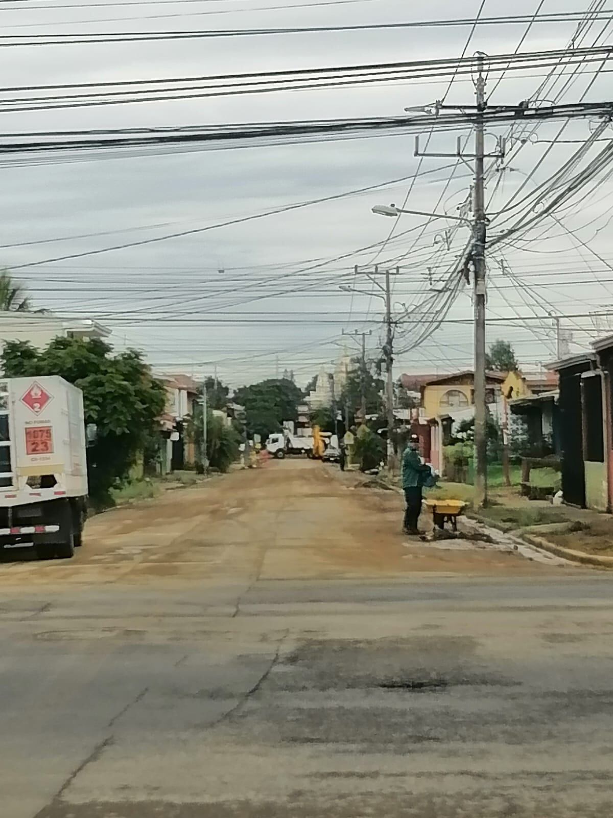 En Gravilias de Desamparados vecinos y cuadrillas municipales aprovecharon la mañana para limpiar casas, calles y alcantarillas . Foto: Cortesía Municipio Desamparados.