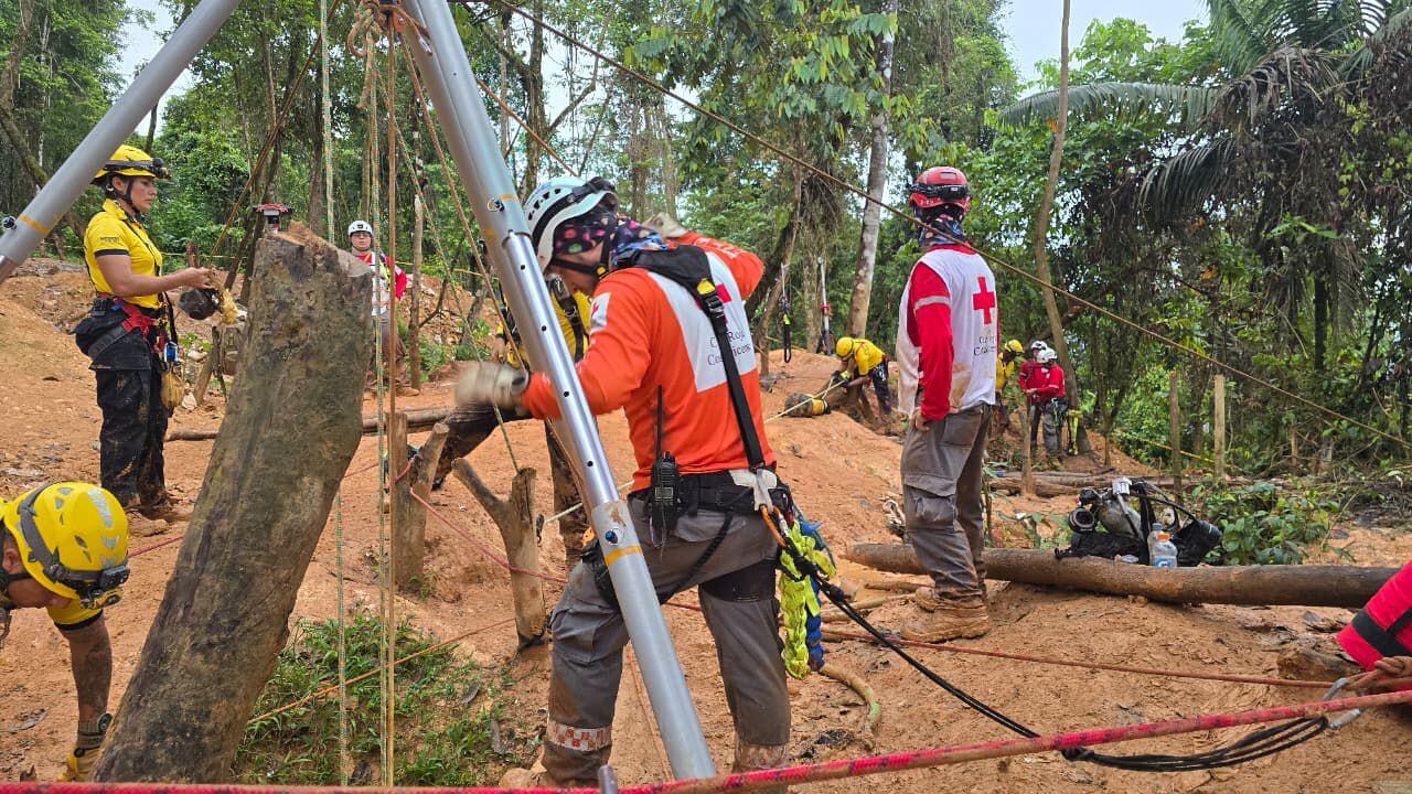 Bomberos y Cruz Roja realizan labores en una mina en Crucitas para dar dos personas que se sospechan estarían fallecidas.