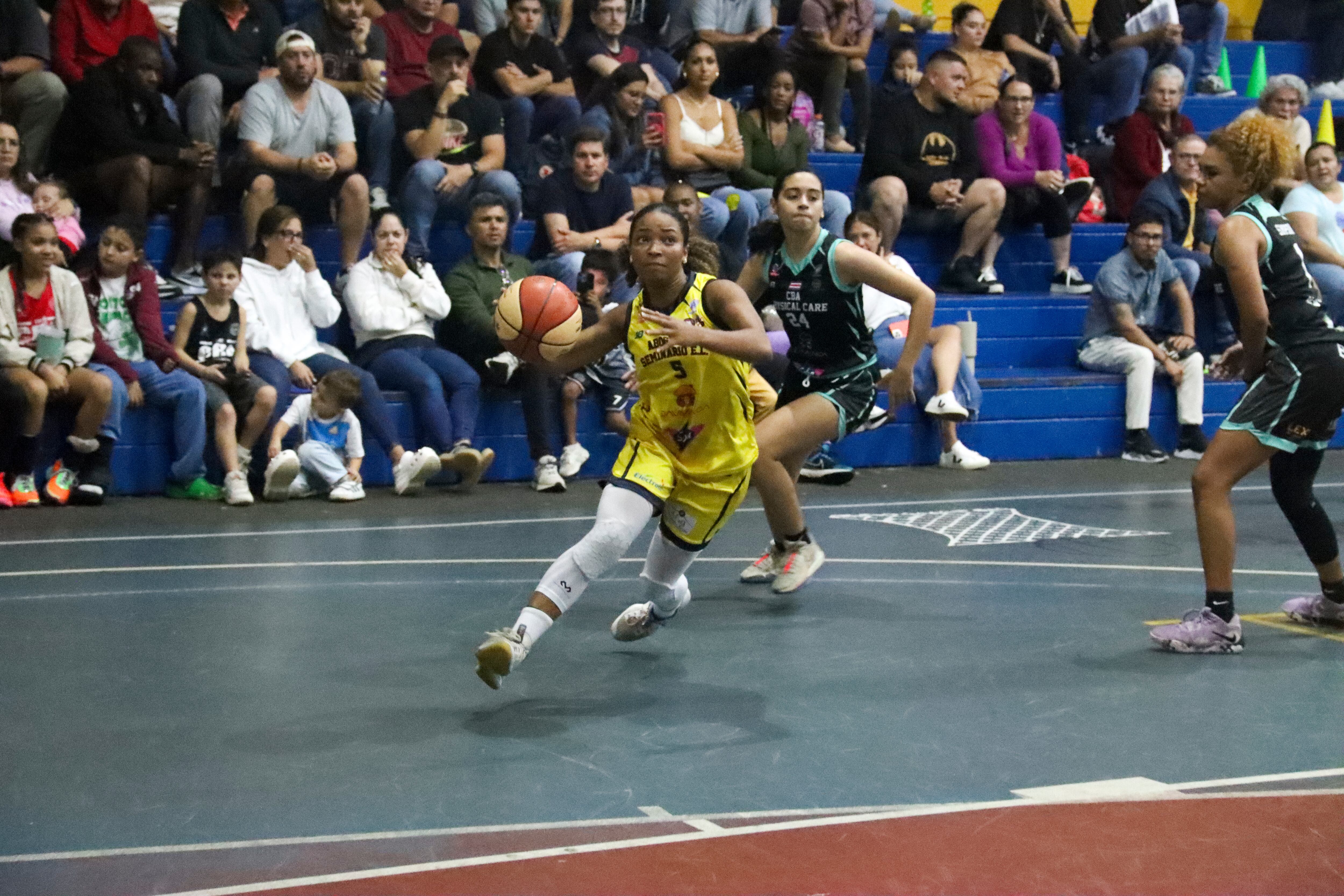 Jeirlaine Islop penetra hacia el aro en el juego ante CBA en la fase regular. (Créditos: David Loaiza)