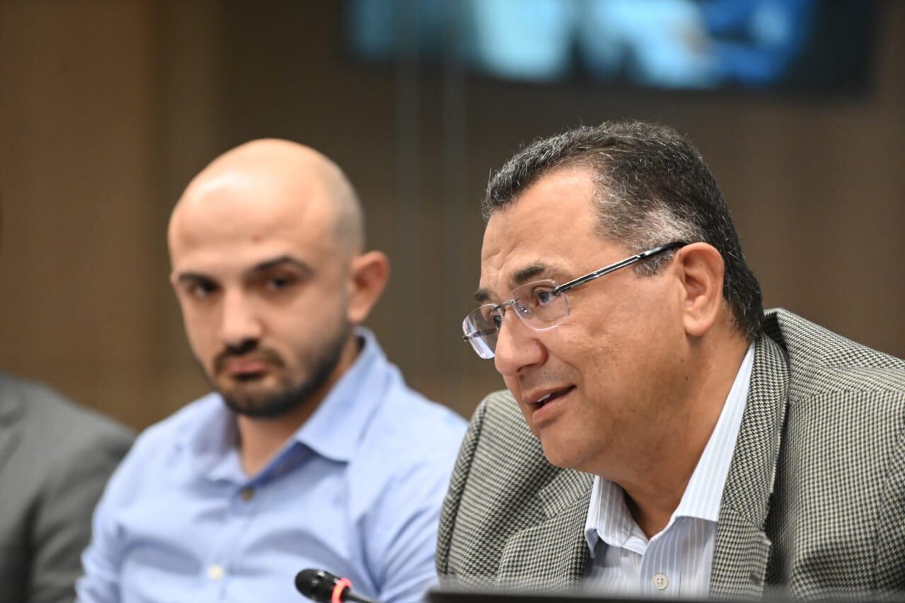 Humberto Vargas Corrales y Humberto Vargas Sotres la mañana de este lunes 15 de enero durante su comparecencia ante la Comisión Investigadora de Finanzas Electorales de la Asamblea Legislativa.