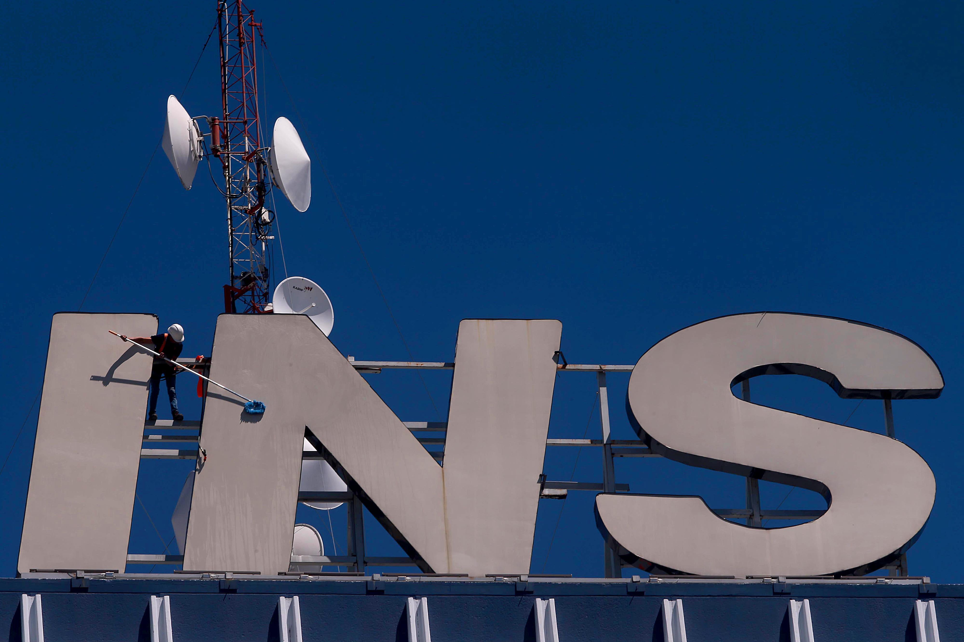 12/02/2024 San José. Desde lo más alto del edificio central del Instituto Nacional de Seguros (INS), un trabajador, en labores de mantenimiento, lavaba y limpiaba las características letras del logotipo.