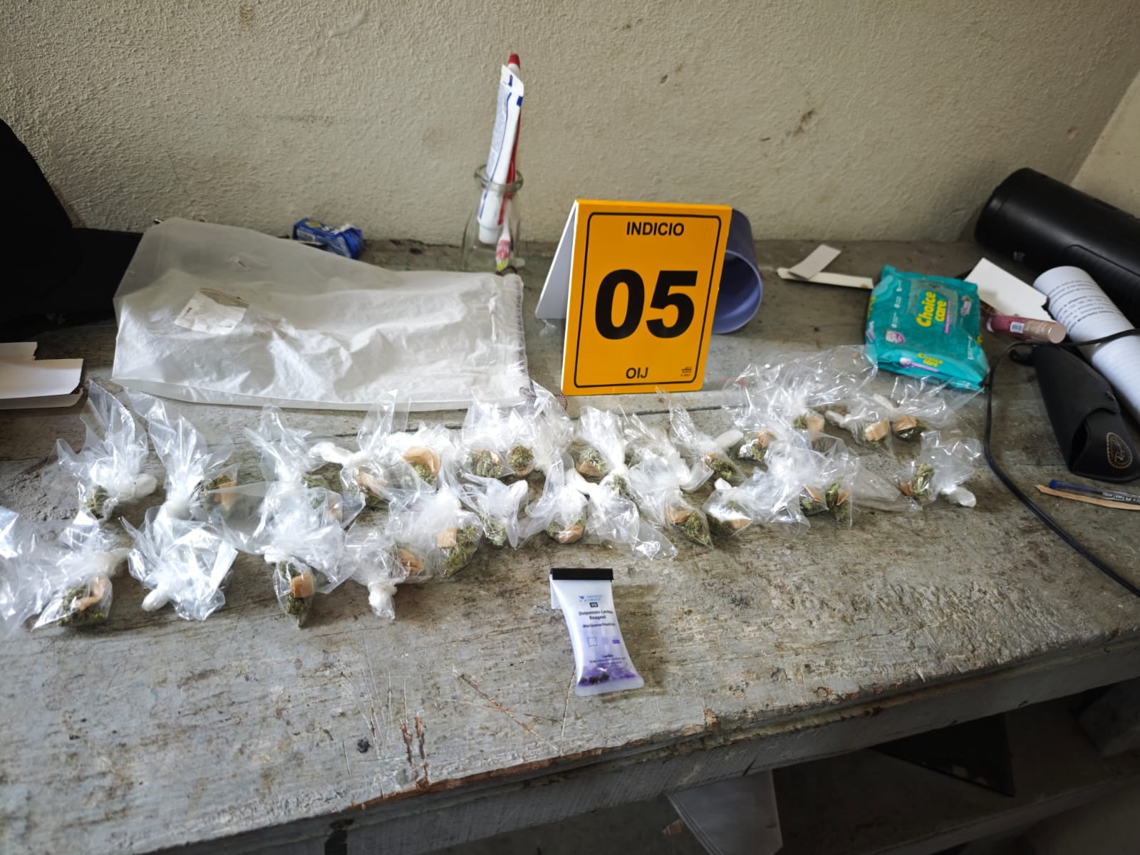 En uno de los 11 sitios allanados en Desamparados como parte del Plan Escudo, las autoridades ubicaron varias dosis de drogas.