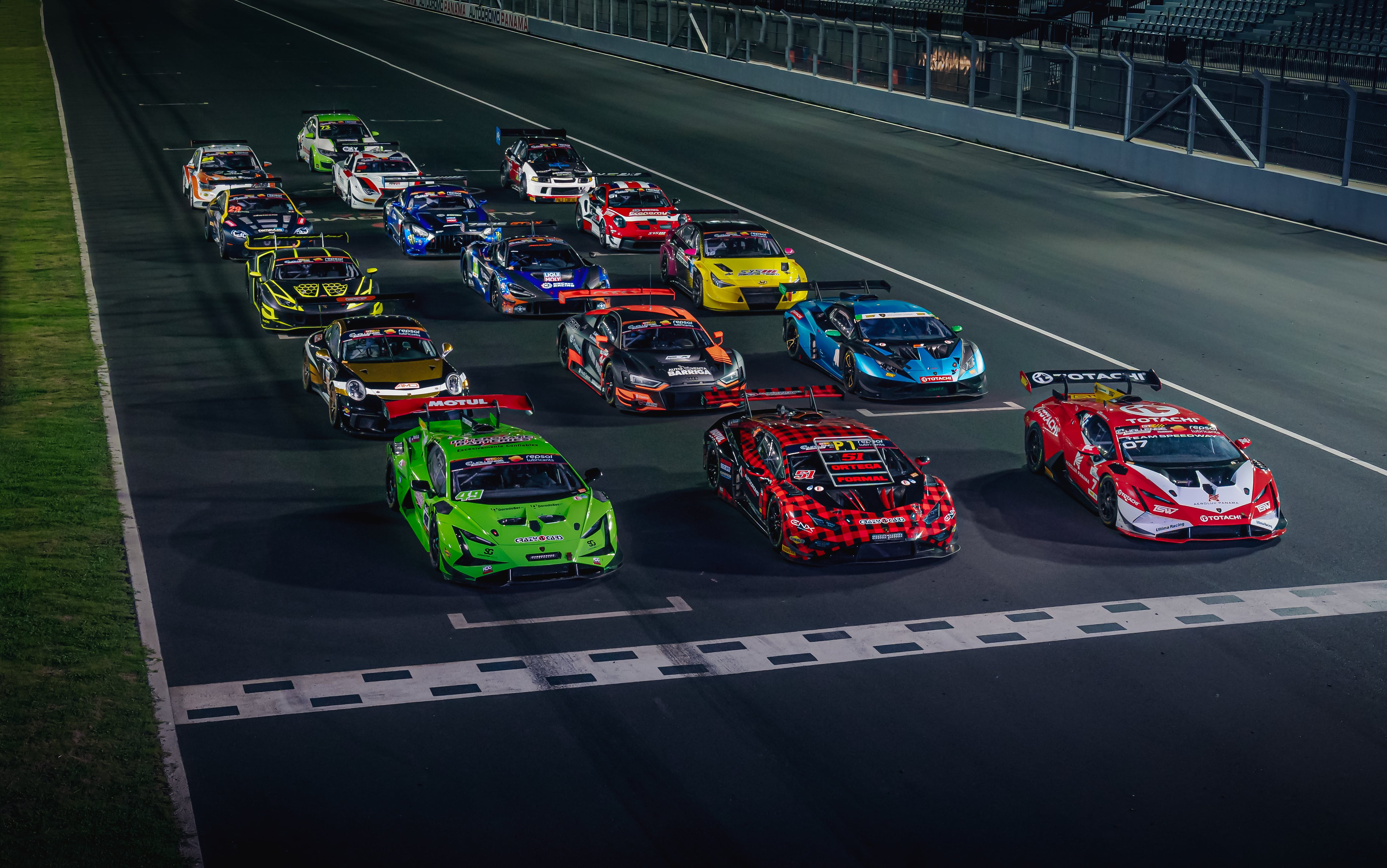 El GT Challenge de las Américas tiene gran presencia costarricense. En la imagen la parrilla de salida durante el GT Challenge de Barbados el pasado 30 de agosto.