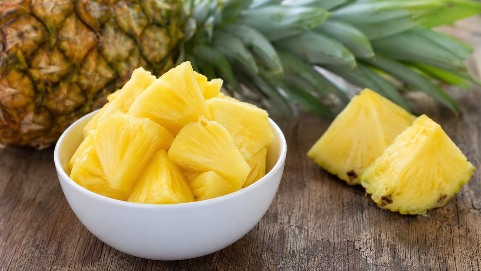 La piña aporta fibra, vitamina C y bromelina. Estos componentes favorecen la digestión, la hidratación y otros procesos del cuerpo.