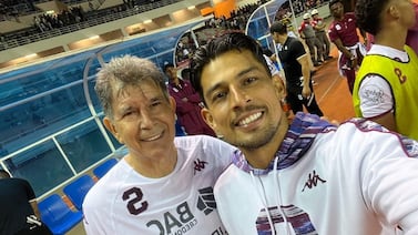 Ariel Rodríguez pide campo en la mesa donde se sienta el goleador histórico de Saprissa