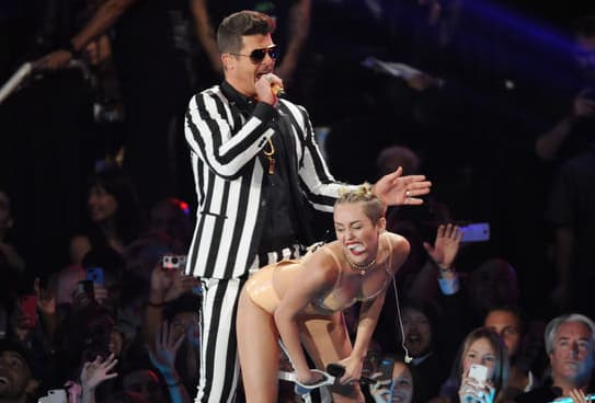Robin Thicke y Miley Cyrus en los MTV Video Music Awards 2013.