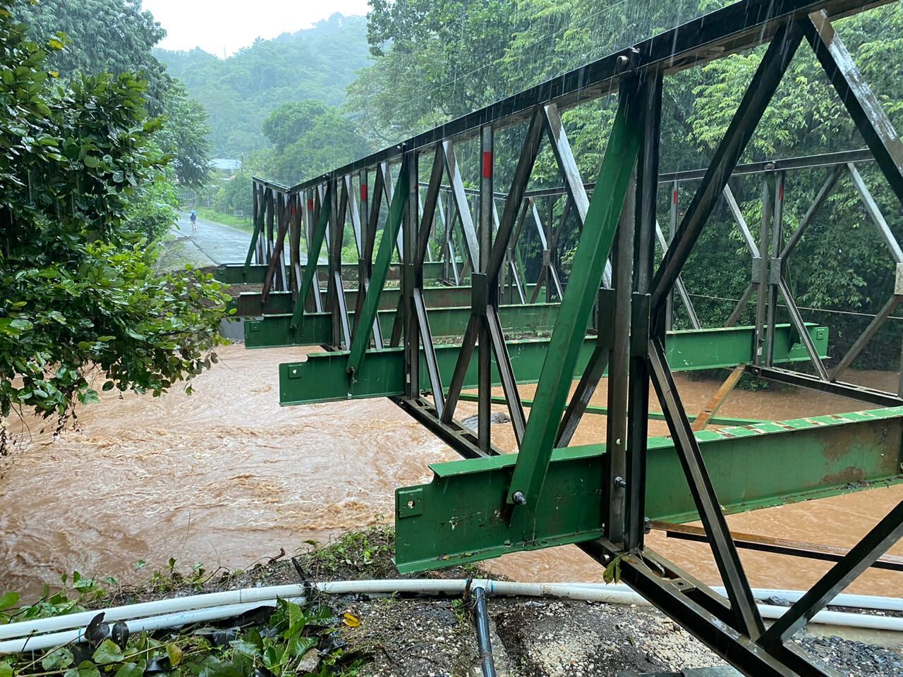 Desde el viernes de la semana pasada empezó la colocación de este puente modular en San Fernando de Sámara, luego que la estructura de concreto colapsara. El paso hacia Nosara y Barco Quebrado quedará reabierto este fin de semana. Foto: Casa Presidencial.
