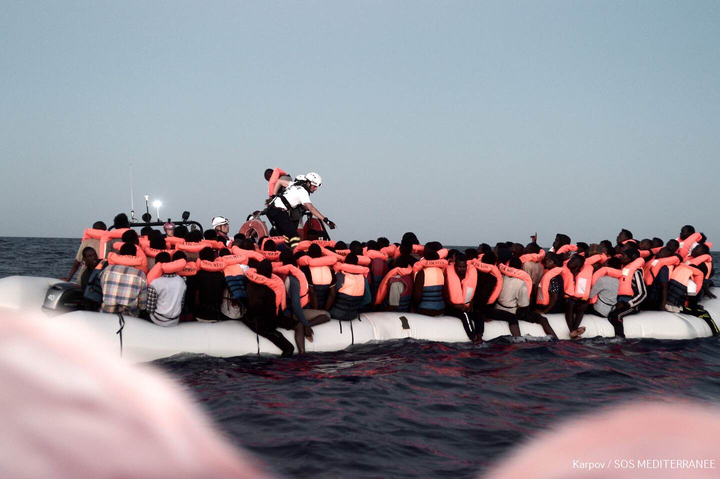 Foto tomada en la zona de búsqueda y rescate en el mar Mediterráneo el 9 de junio de 2018 y distribuida el 11 de junio por la ONG SOS Mediterranee. Muestra que los inmigrantes fueron rescatados antes de abordar el barco de la ONG francesa Aquarius.