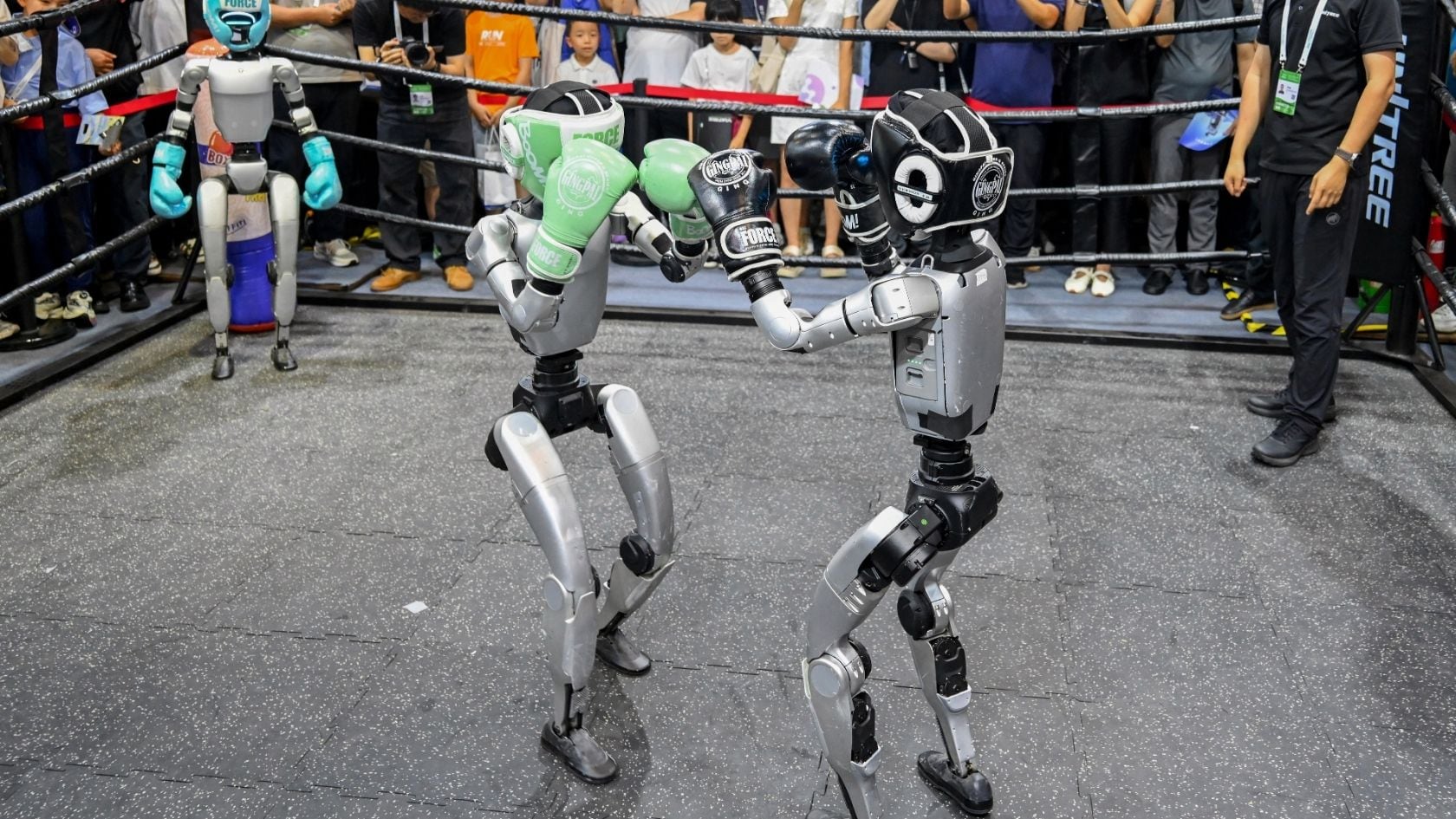 Androides que interactúan, bailan y sirven bebidas protagonizaron la muestra tecnológica más importante de inteligencia artificial en China.