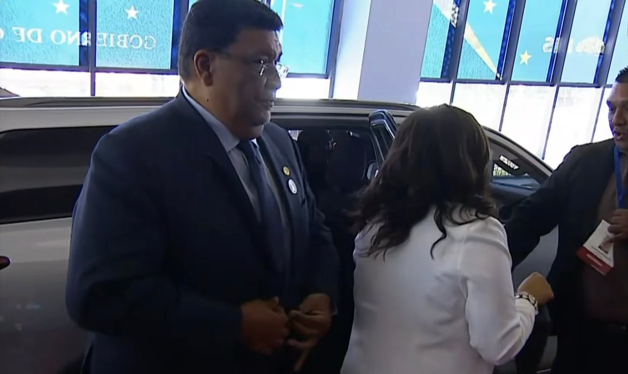 El canciller de Nicaragua, Valdrack Jaentschke, a su llegada este viernes al Estadio Nacional para participar en la ceremonia de traspaso de poderes en Costa Rica, en medio de cuestionamientos de opositores y organizaciones de derechos humanos. Fotografía: