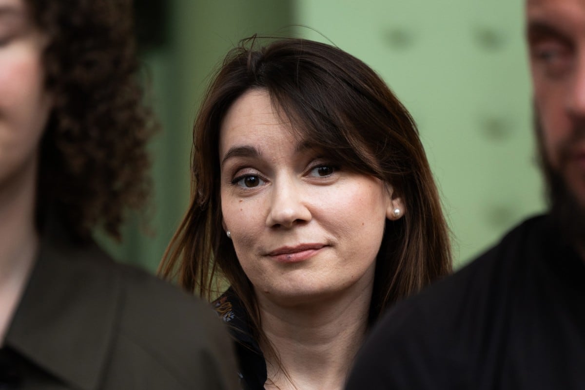 Xenia Fedorova (C), exdirectora de la versión francesa del canal estatal ruso RT, prohibido en Francia tras la invasión de Ucrania, reacciona mientras activistas de “Por Ucrania, por su libertad y la nuestra” realizan una protesta contra su presencia