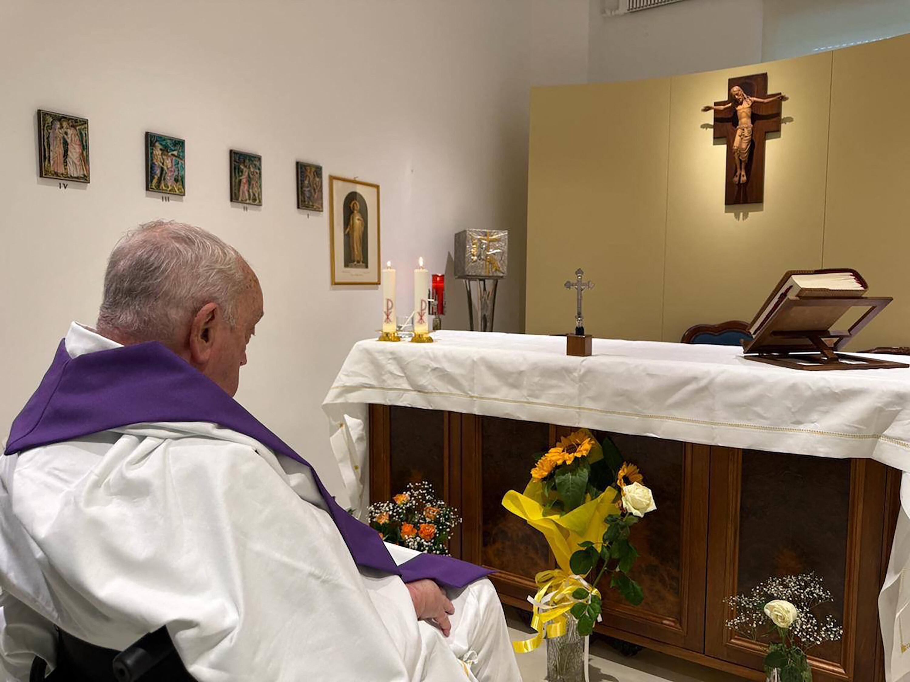 Esta es la foto, tomada y distribuida este 16 de marzo de 2025 por la Oficina de Prensa del Vaticano, donde se muestra al Papa Francisco durante una misa en la capilla del apartamento del Hospital Gemelli, donde se encuentra hospitalizado por neumonía. Fotografía: