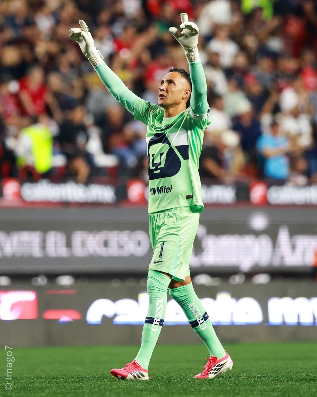 Keylor Navas festeja la anotación de Pumas en el empate ante los Xolos de Tijuana por la Liga MX.