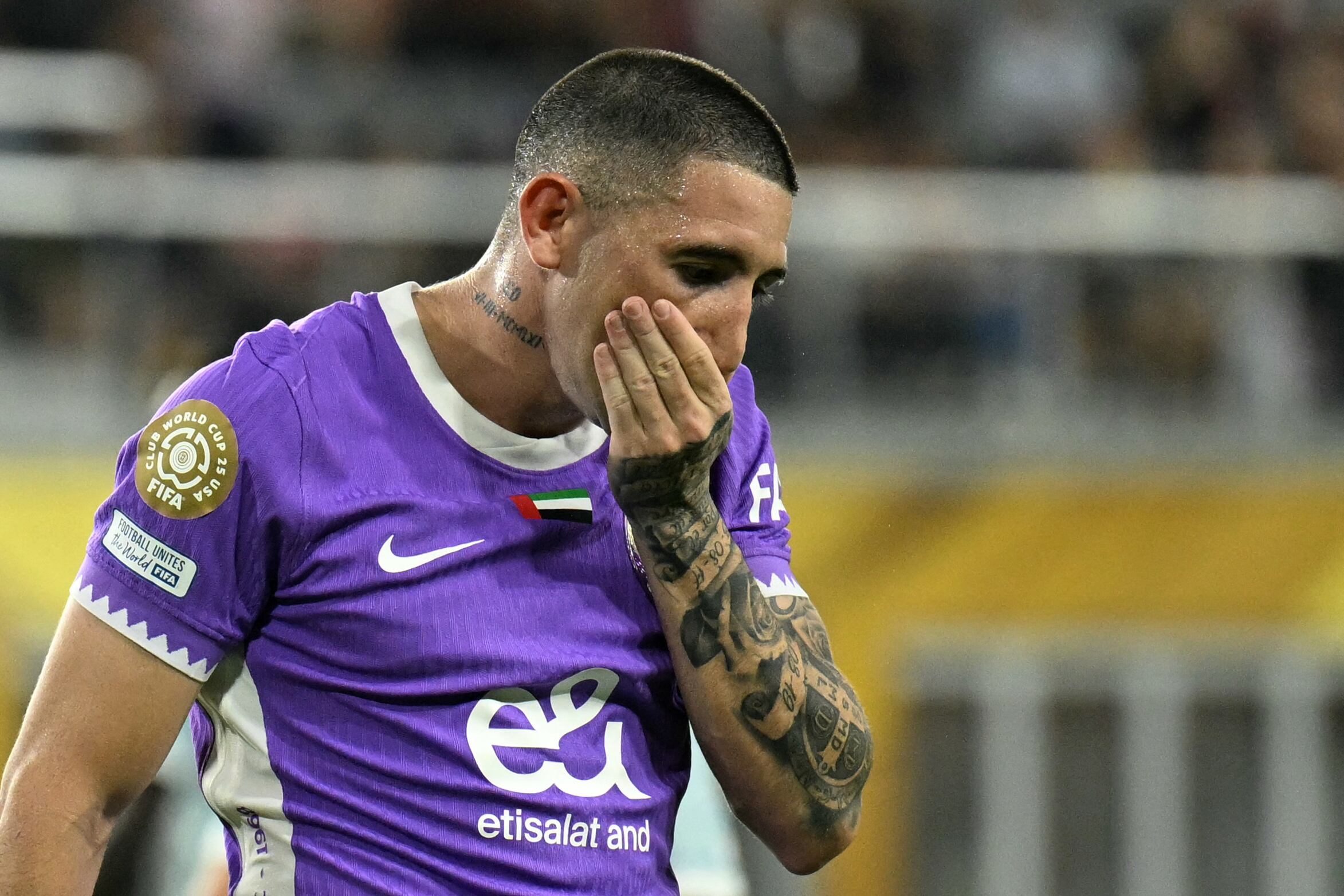 El gesto de frustración de Facundo Zabala demuestra la difícil noche para su equipo, el Al Ain de Emiratos, ante la poderosa Juventus por el Mundial de Clubes.