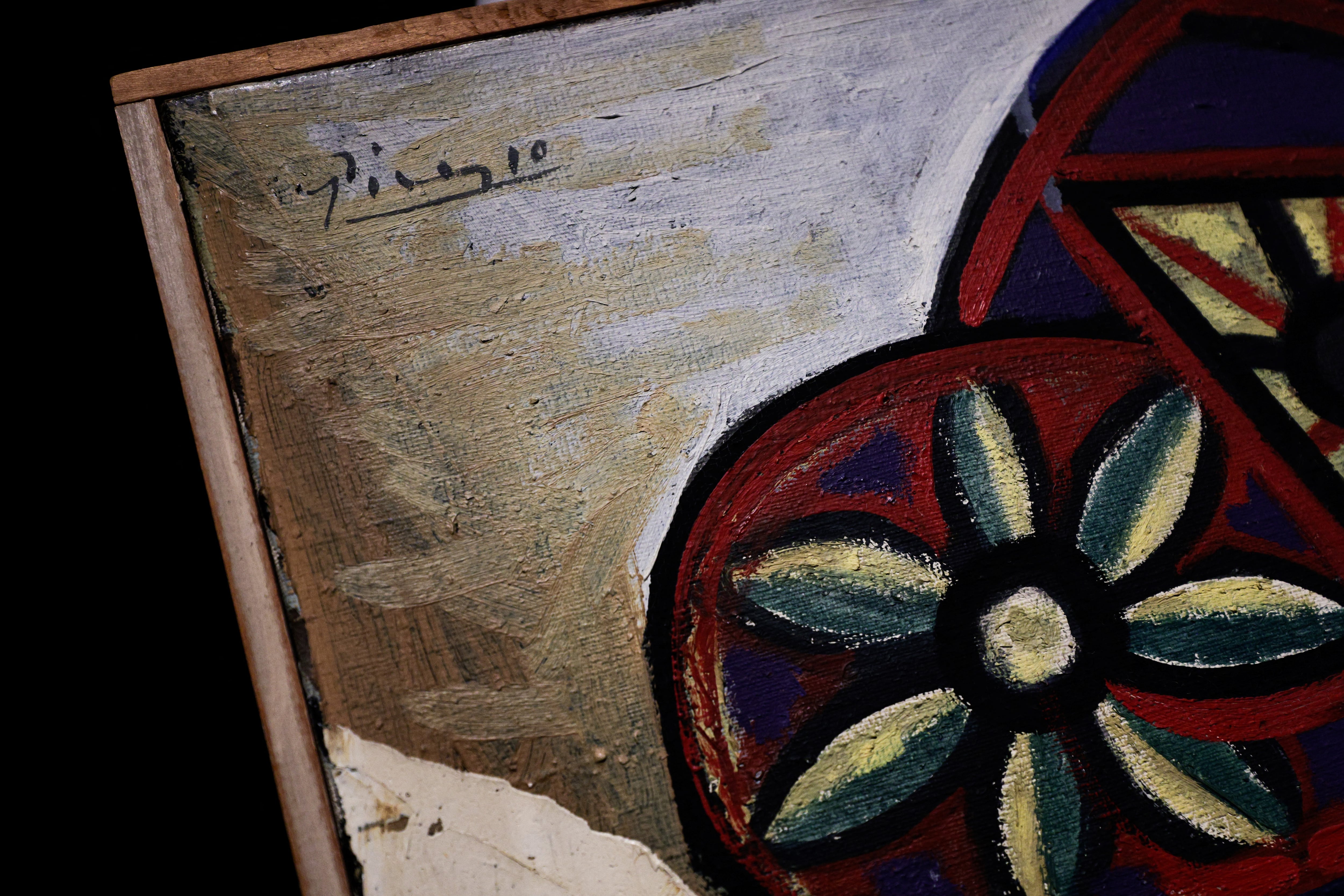 Detalle de firma de Picasso en retrato de Dora Maar "Busto de Mujer con sombrero de flores".