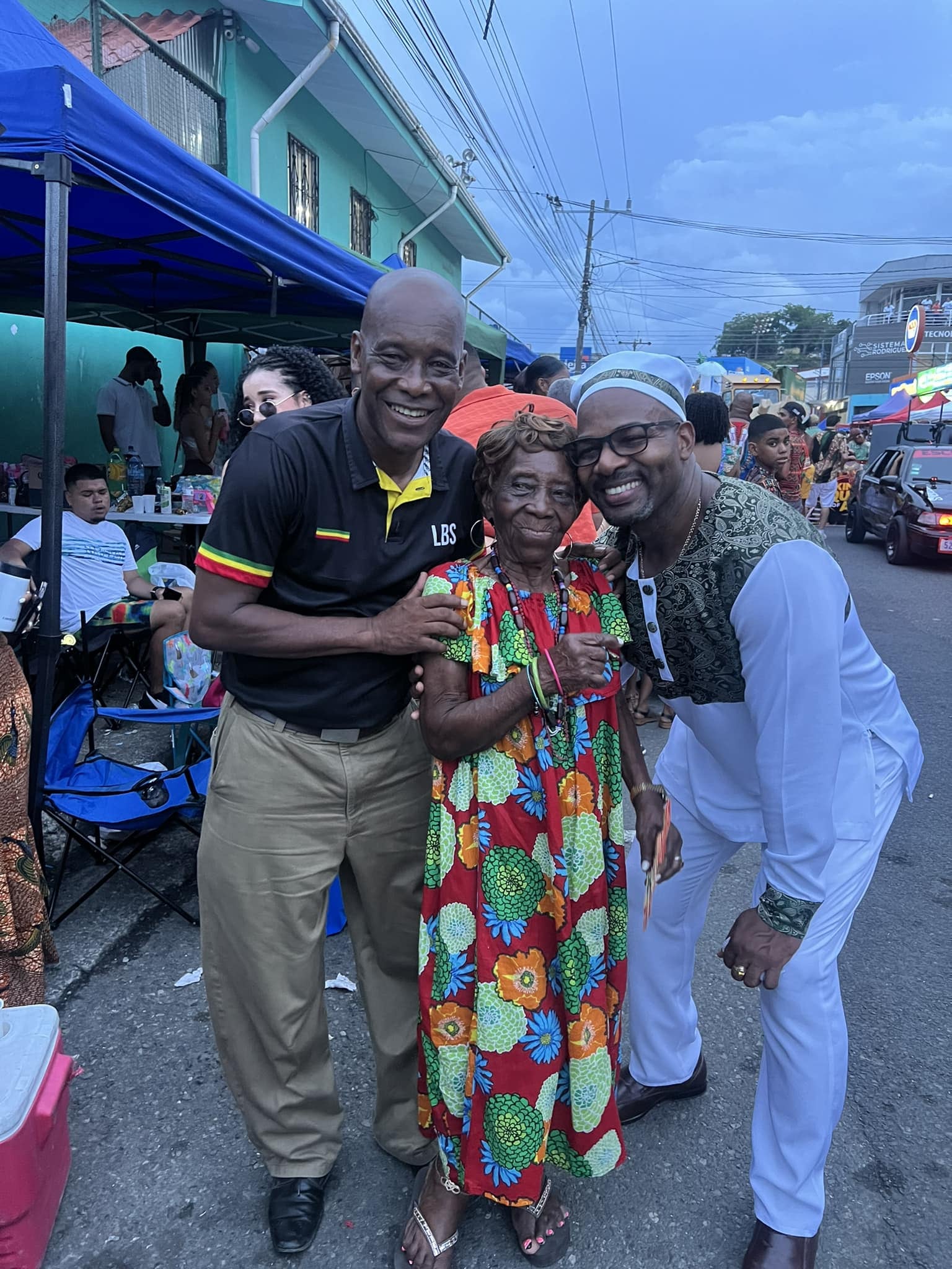 McLean se identifica con la cultura afro limonense. En la imagen junto al exjugador de la Selección Nacional, Juan Arnoldo Cayasso.