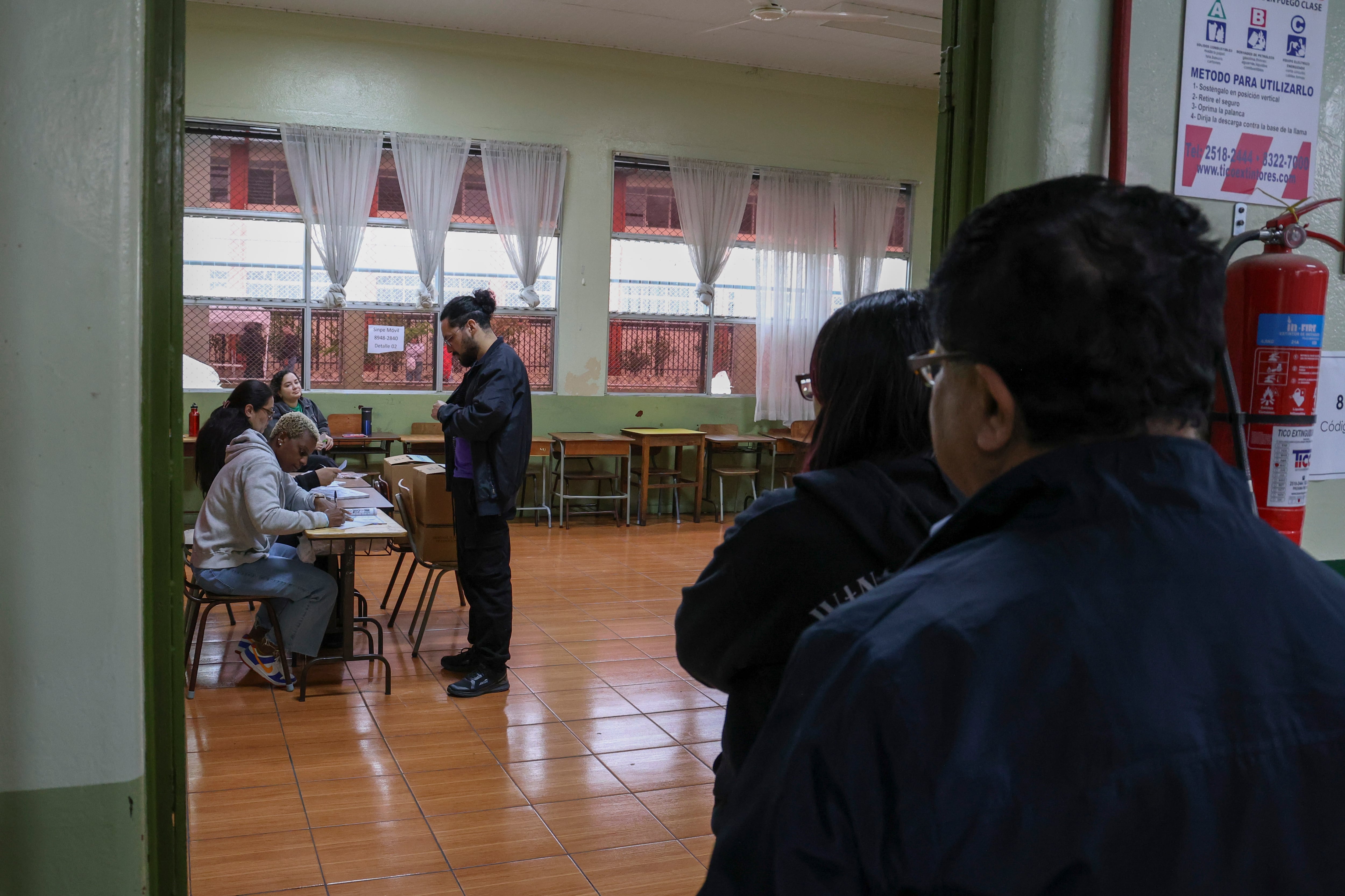 En la foto, el primer voto en la mesa 3914, en la Escuela Central de Tres Ríos.