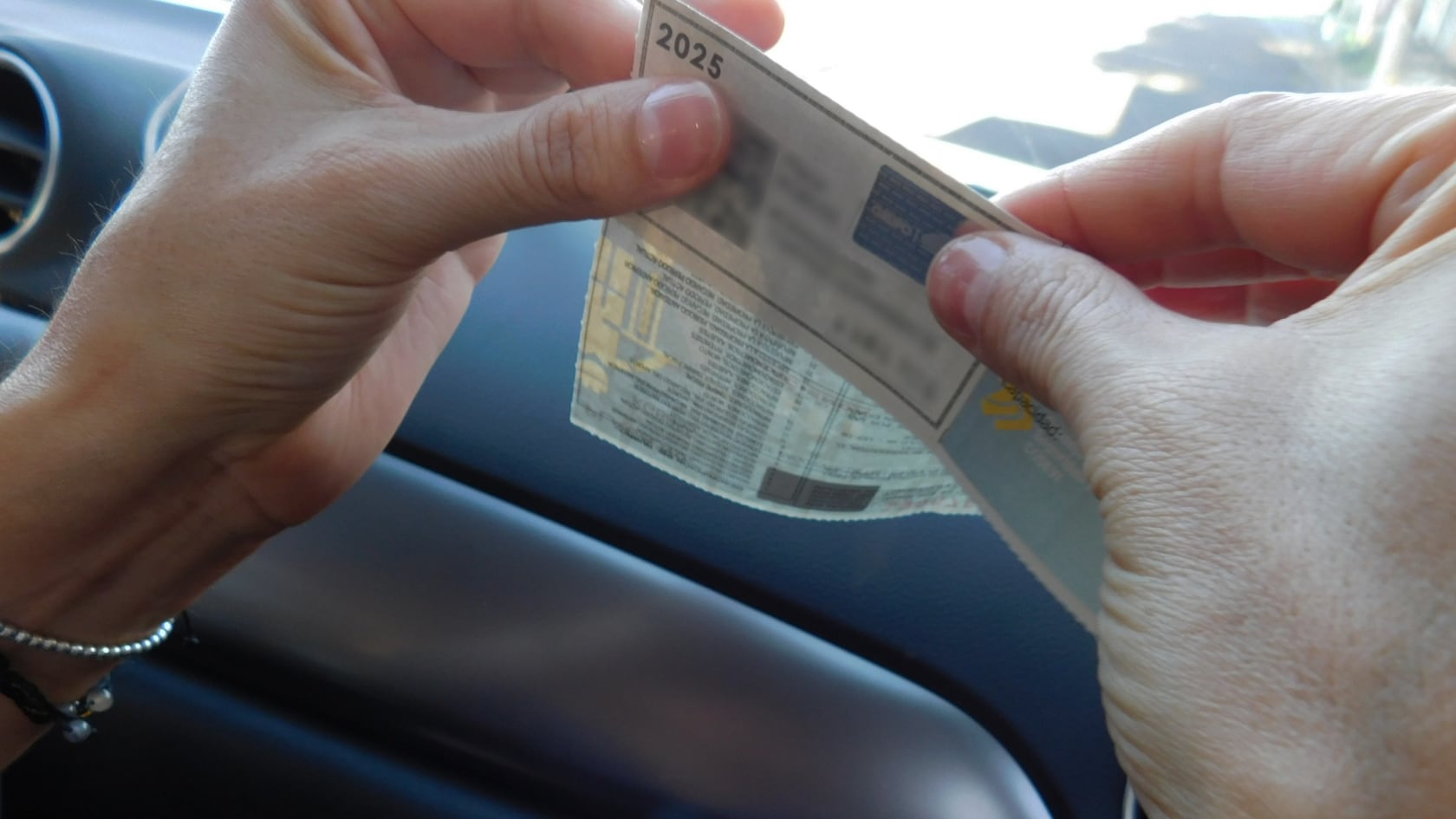 Desde el 3 de noviembre, usted puede colocar el adhesivo 2026. Sepa cómo evitar errores y sanciones innecesarias.