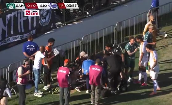 Momento en el que auxilian a la reportera gráfica tras recibir el bolazo en el rostro, en un partido de fútbol en Brasil.