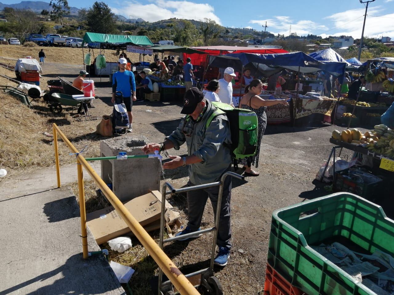 Cartagineses abarrotan calles a pesar de llamado de las autoridades de quedarse en casa para evitar la propagación del covid-19. Fotos: Keyna Calderón.