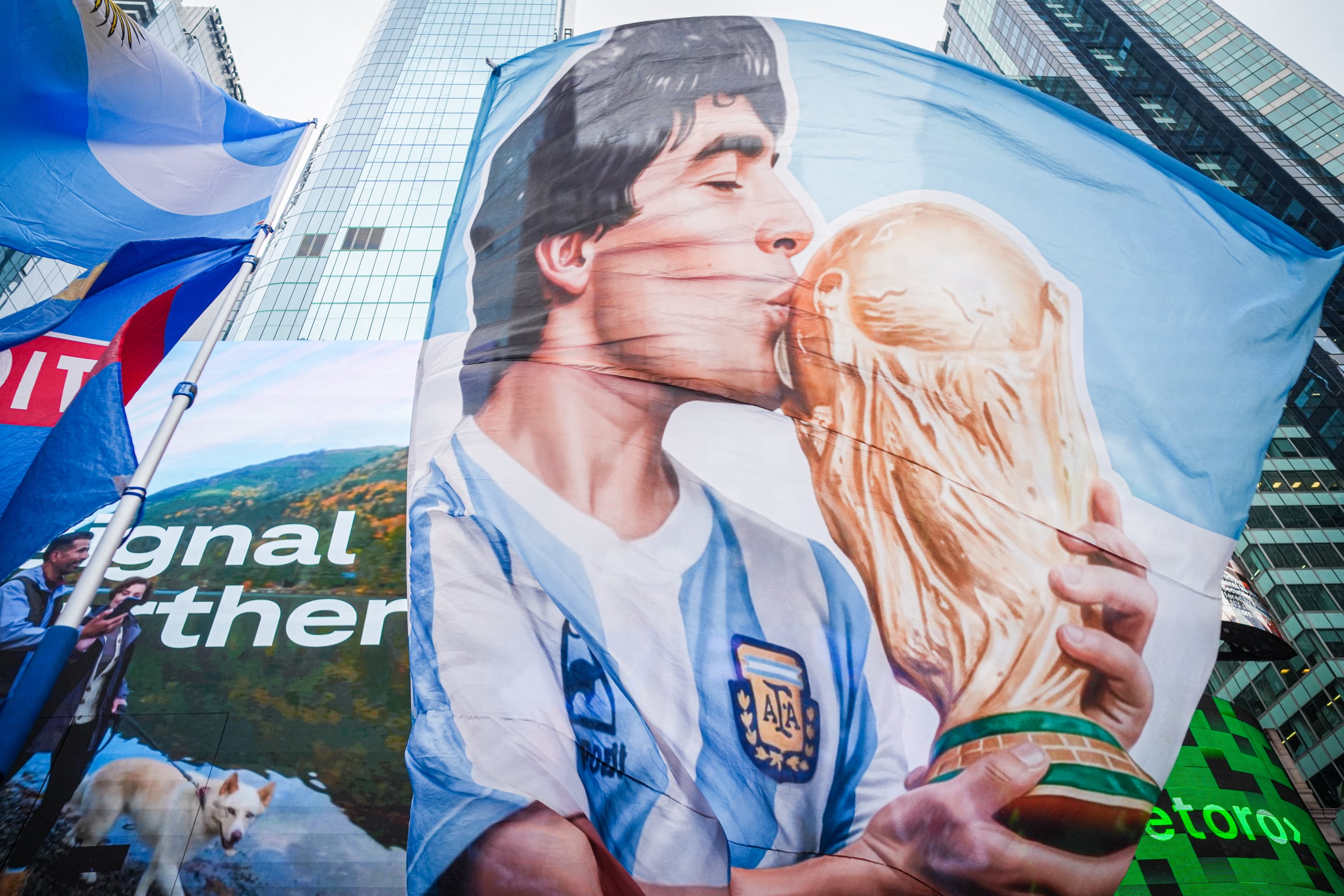 Aficionados argentinos desplegaron en Nueva York esta imagen de Diego Armando Maradona, antes de la final del pasado Mundial.