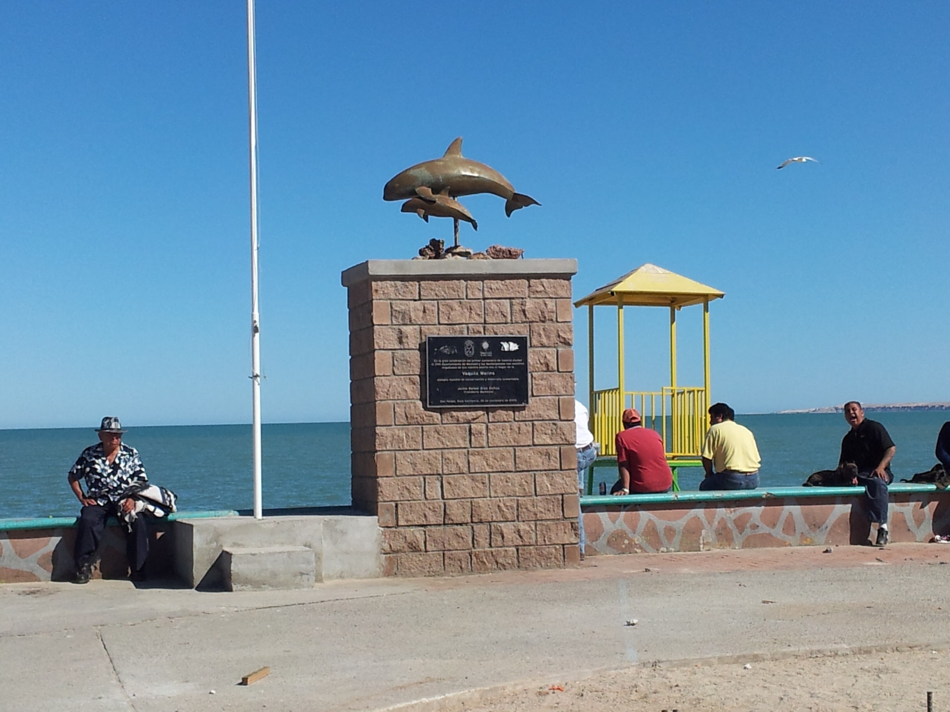 Una estatua del pequeño cetáceo llamado vaquita, con su cría, en la comunidad de San Felipe, en México. Parte de los intentos del gobierno por visibilizar su importancia y promover un turismo responsable.