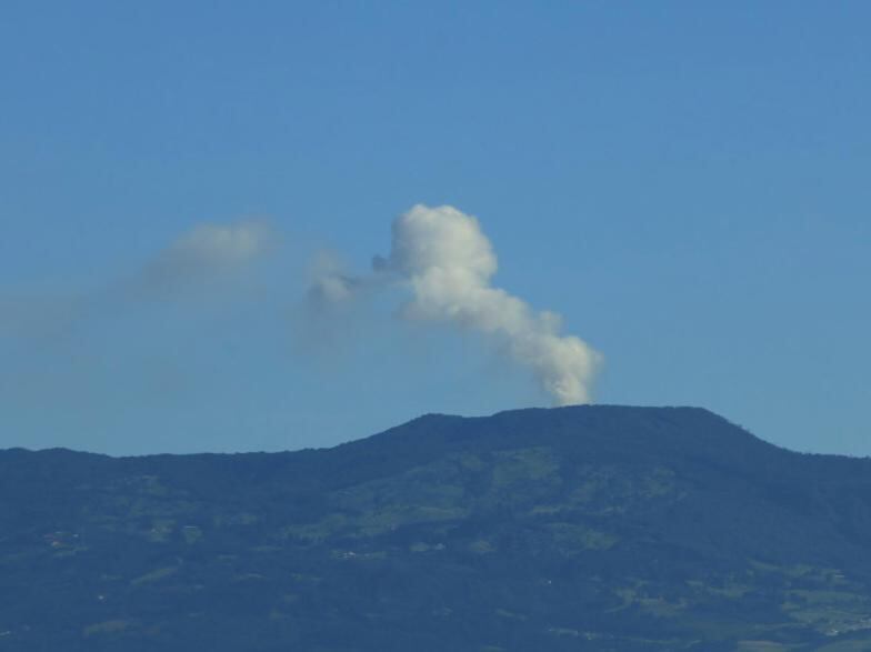 Detalle del lanzamiento de gases del volcán Póas este viernes 27 de junio a primeras horas de la jornada. Fotografía: