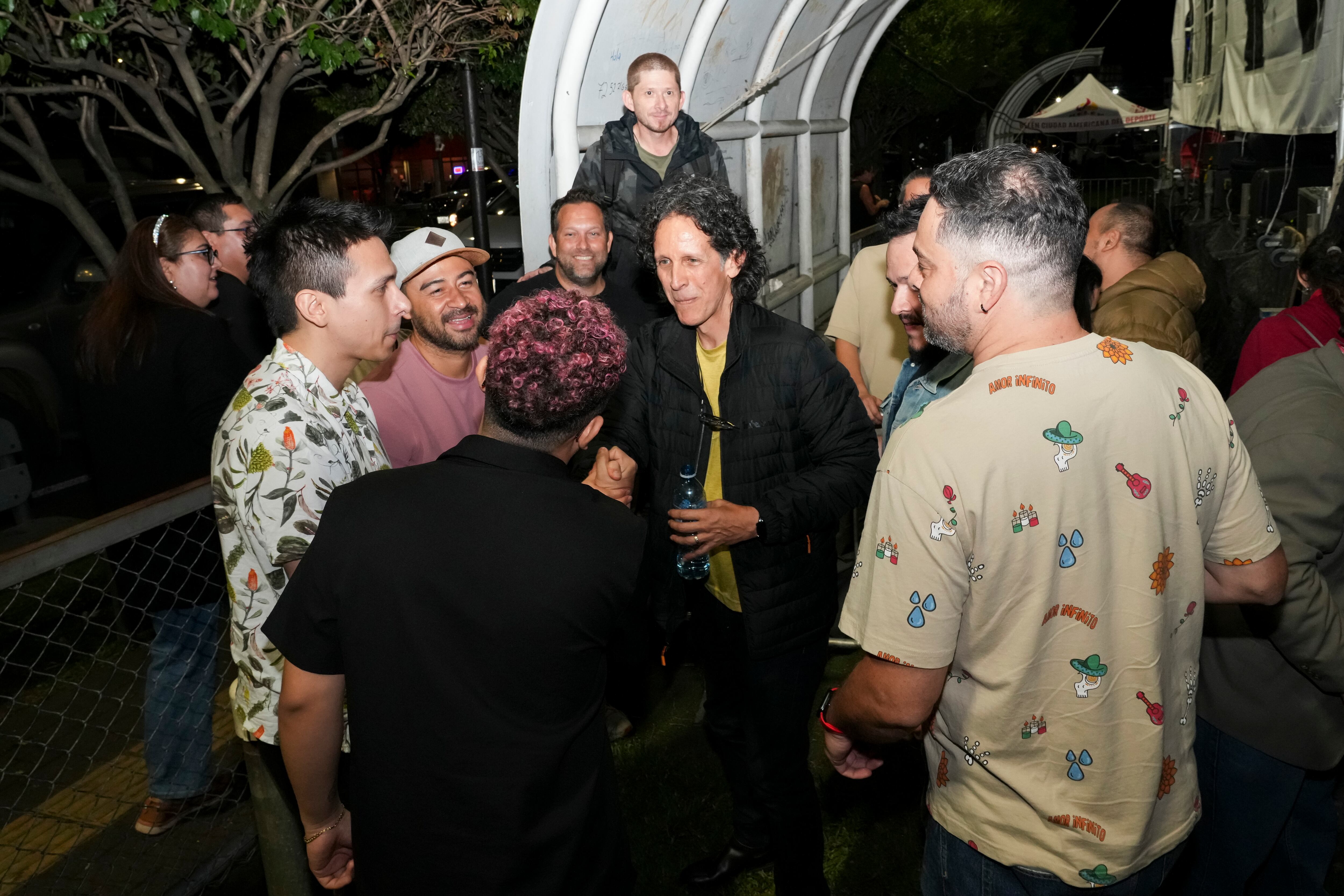 Fotografías de una gira de tres conciertos del grupo Los Ajenos en La Sabana, Puriscal y Pedregal. Imágenes de los artistas en escena, del detrás de bambalinas, la microbús y las cenas.