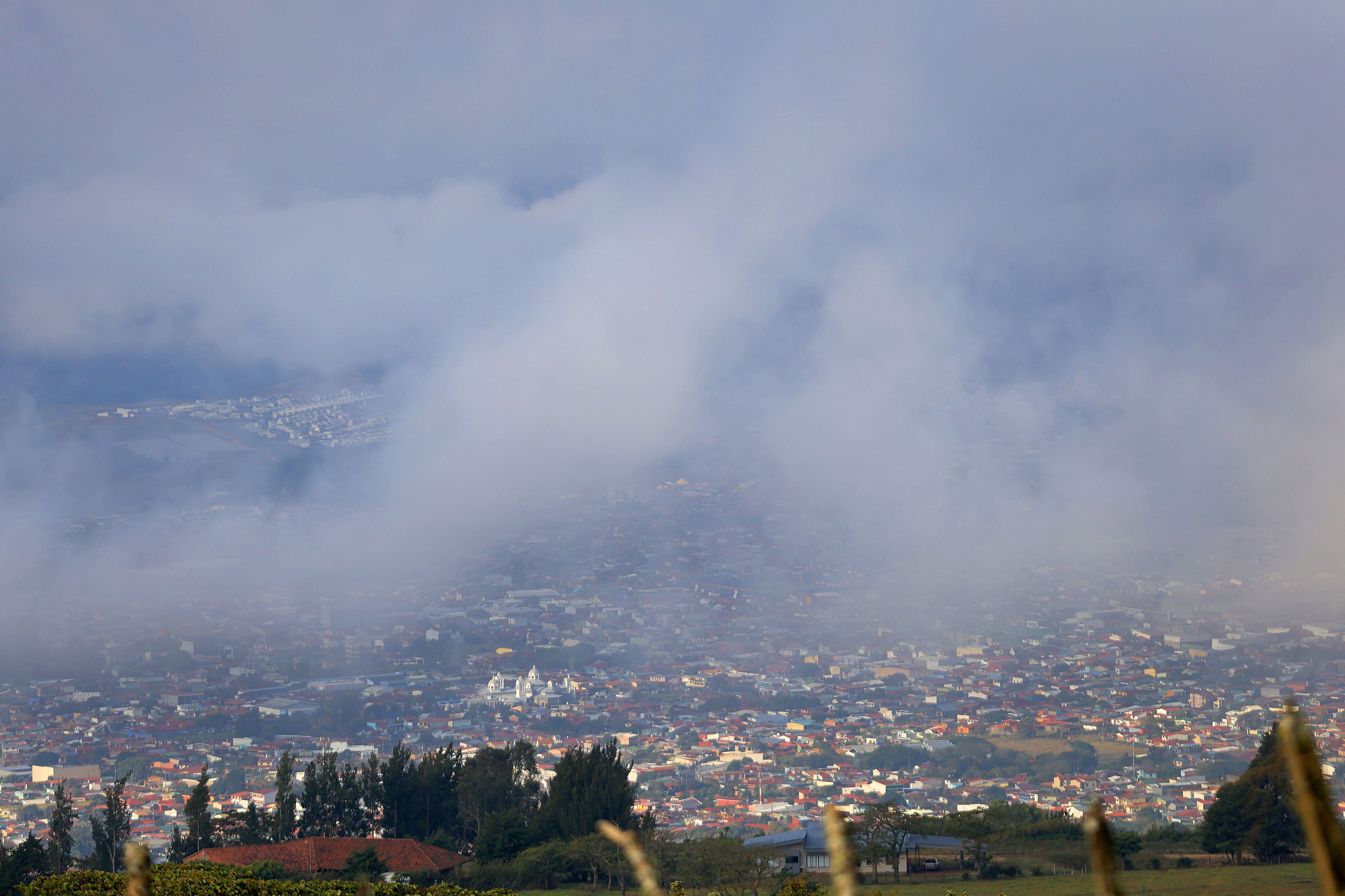 Neblina, viento y frío sobre Cartago