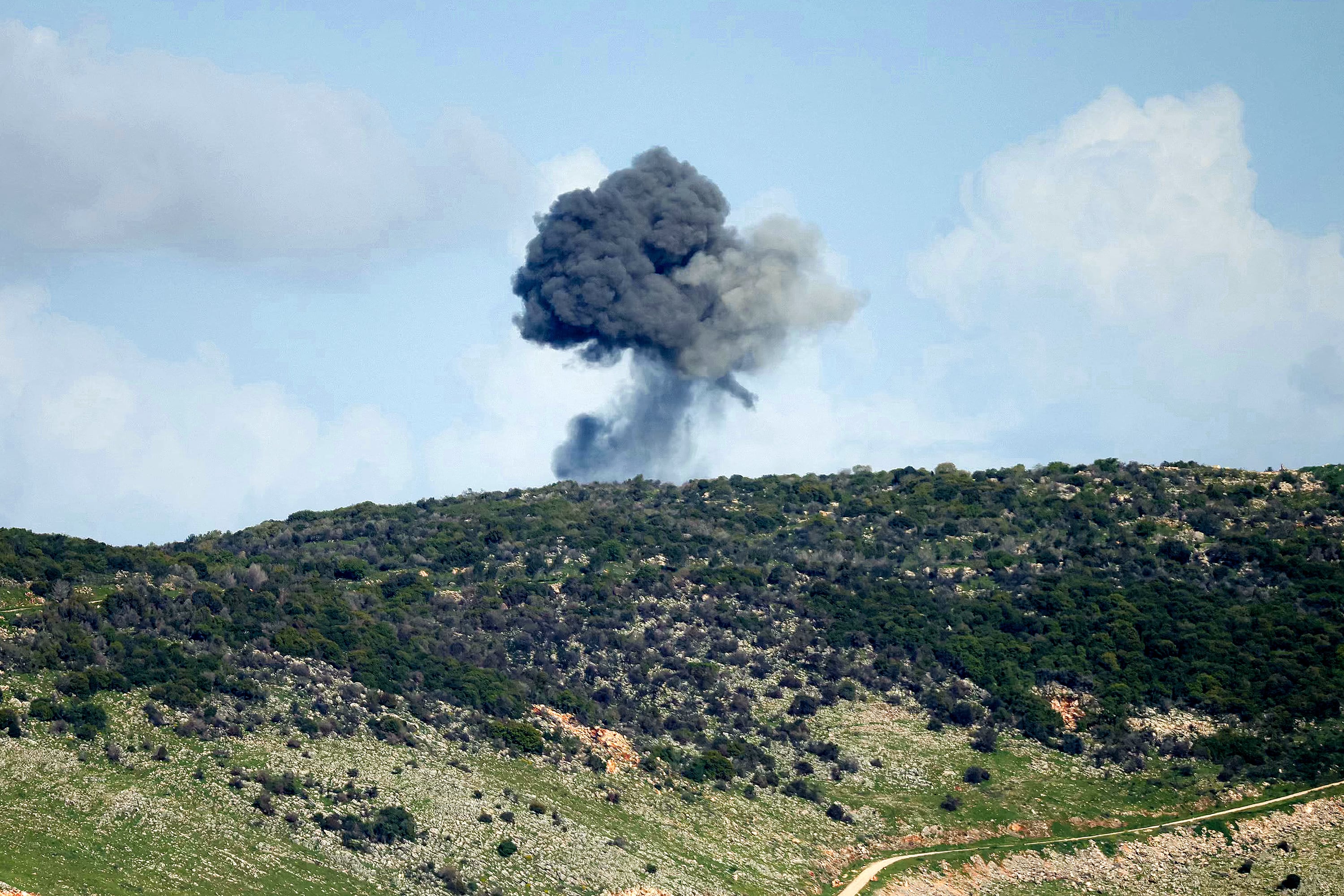 El 6 de abril de 2026, se observa una columna de humo tras un ataque aéreo israelí en la zona de Ali al-Daher, en el sur del Líbano, vista desde la cercana localidad de Marjeyoun.