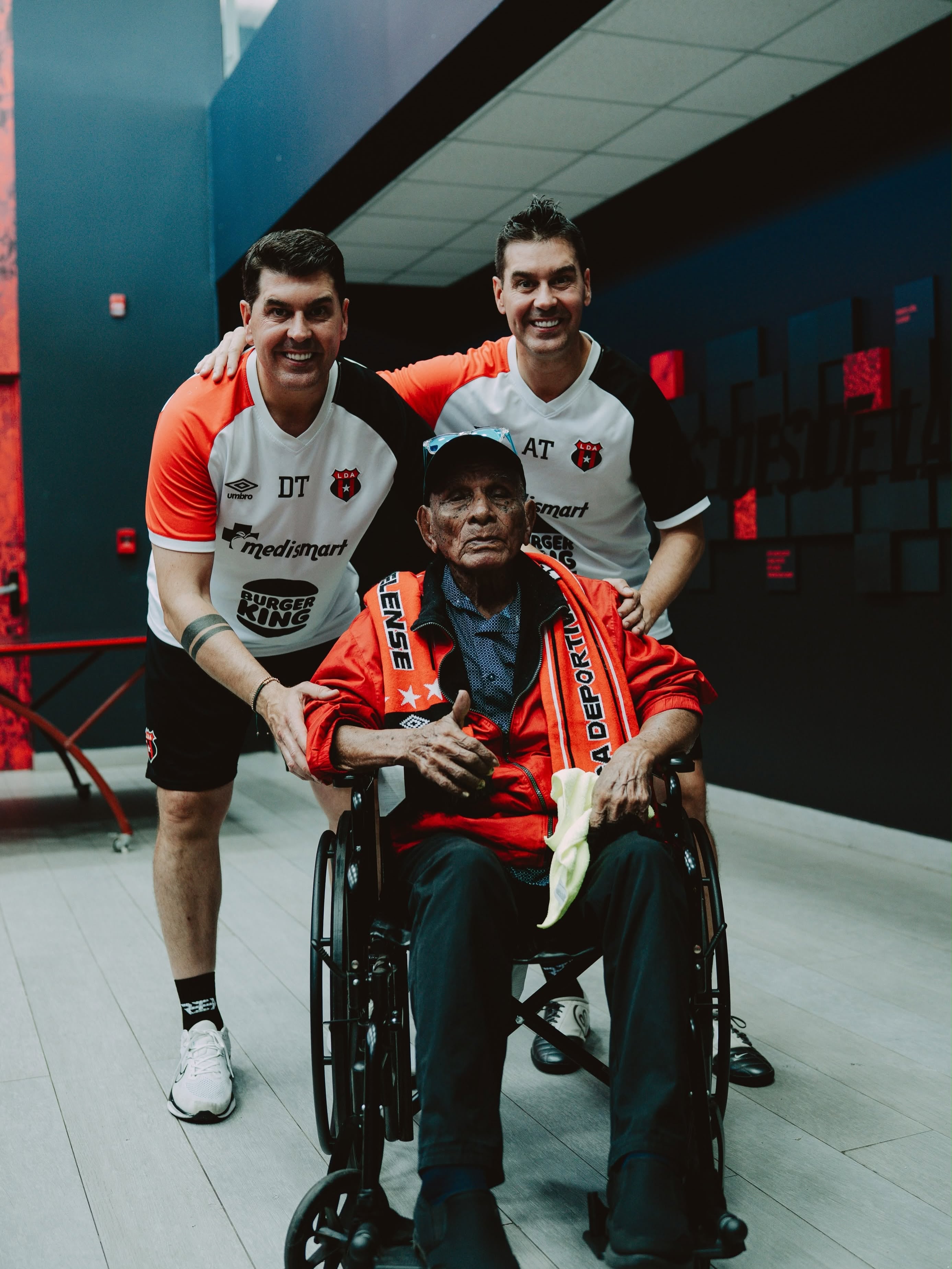 Ismael Rescalvo y Juan Rescalvo querían una fotografía junto a José Flores, ese invitado de lujo que llevó alegría y mucha historia al CAR de Liga Deportiva Alajuelense.