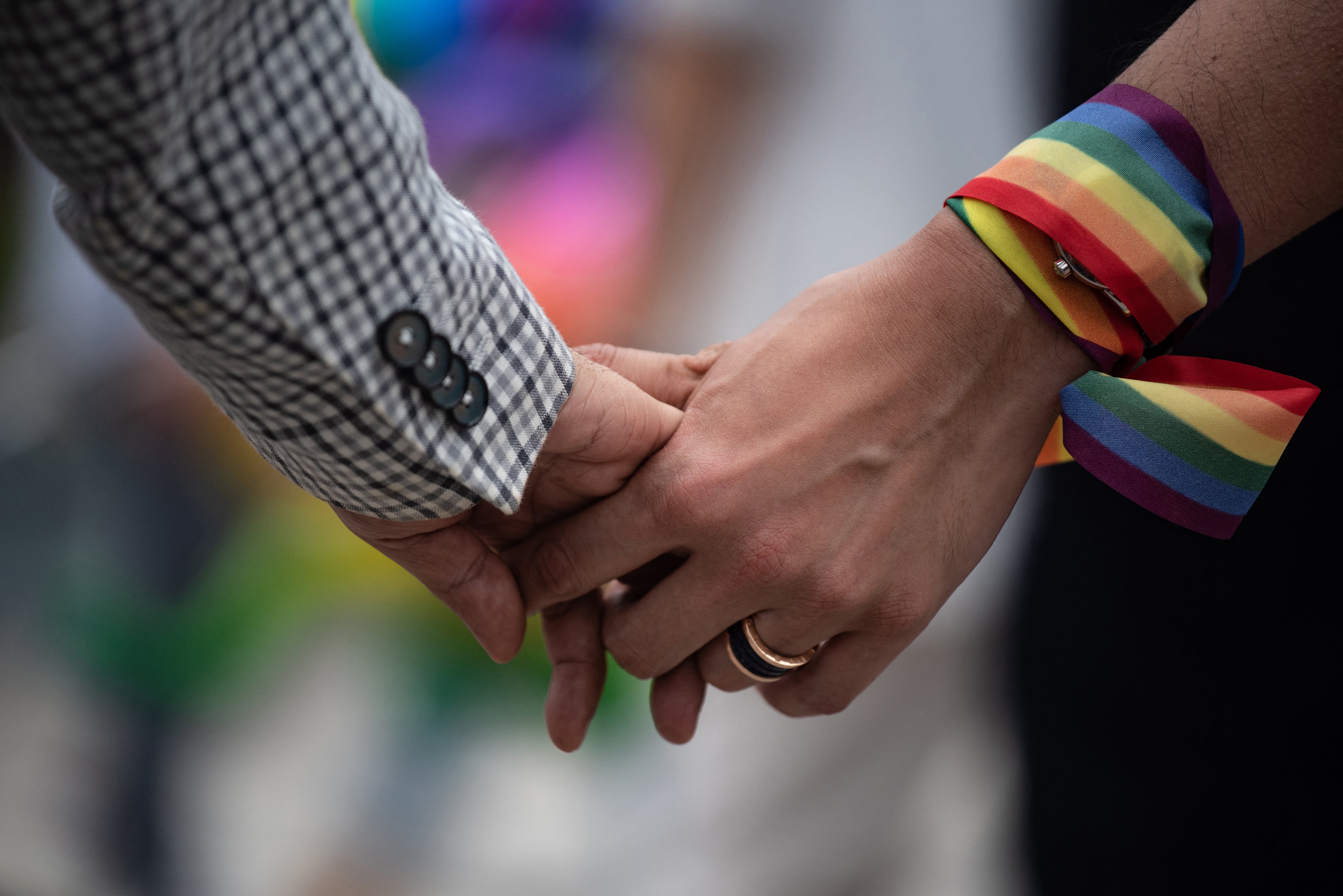 Una pareja LGBTQ durante un evento para concienciar sobre los derechos de las personas homosexuales en Hong Kong el 25 de mayo de 2019, un día después de que Taiwán hiciera historia con las primeras bodas homosexuales legales en Asia. Fotografía: