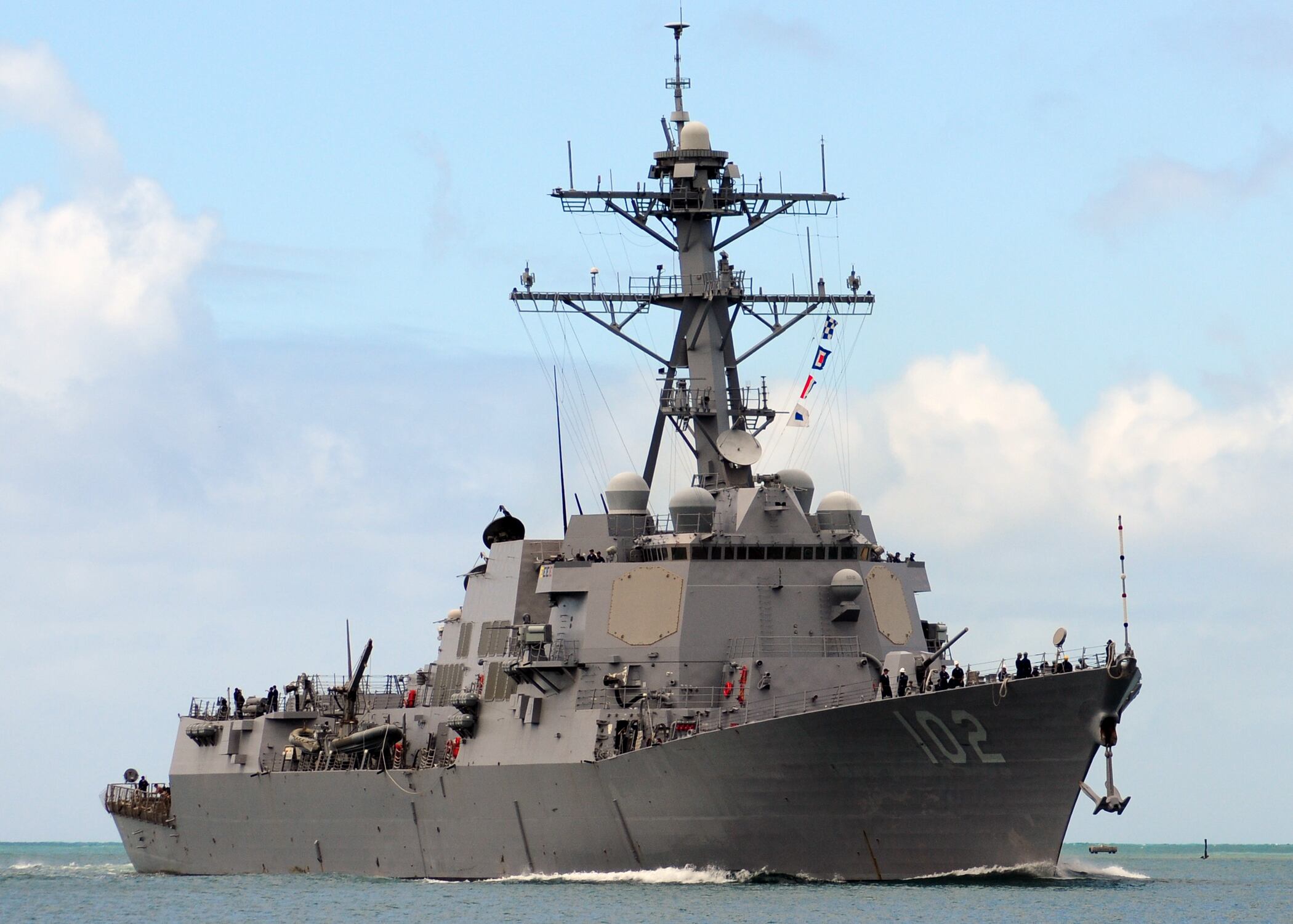 El destructor de misiles guiados USS Sampson (DDG 102) clase Arleigh Burke en la Base Conjunta Pearl Harbor-Hickam. Fotografía: