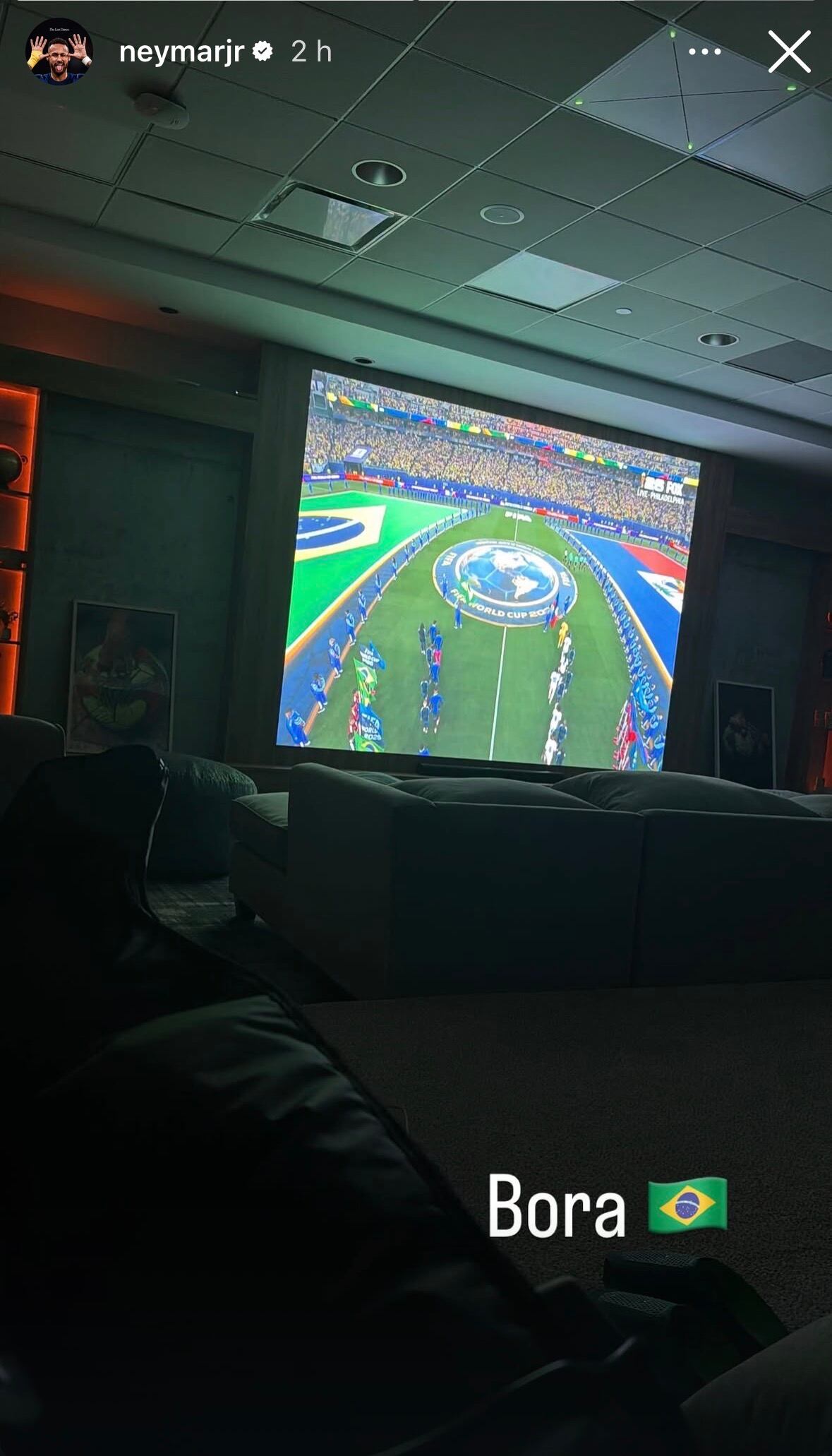 Neymar vio el partido de Brasil contra Haití su habitación.