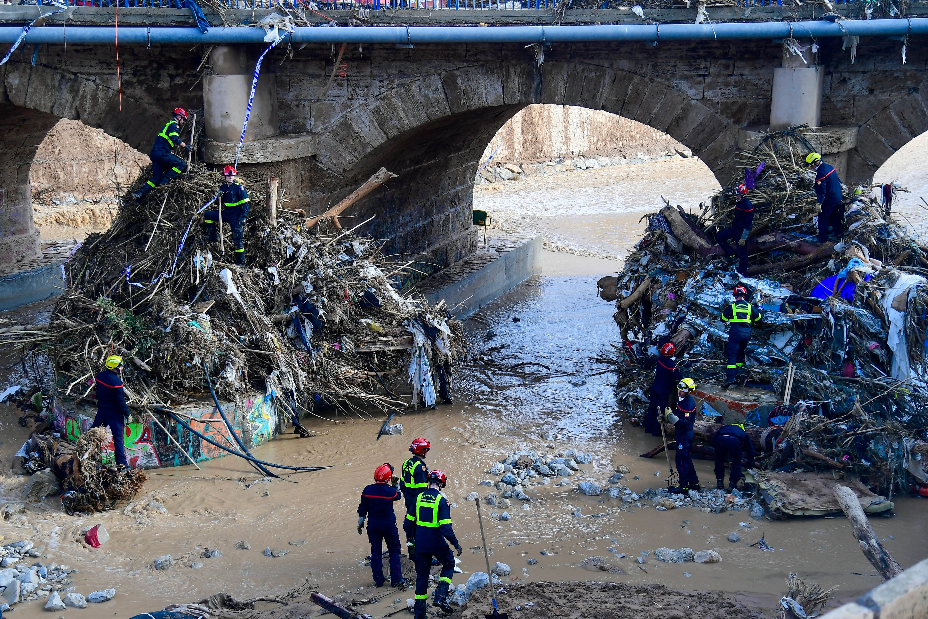 Los bomberos franceses trabajan en las labores de búsqueda y rescate en Catarroja, al sur de Valencia.